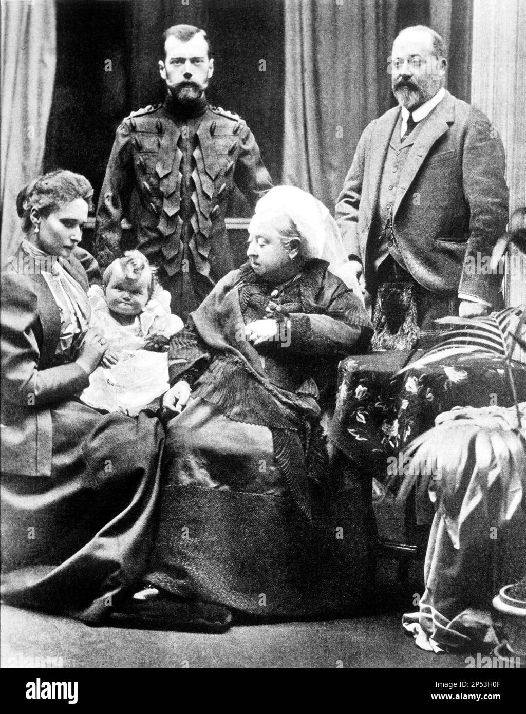 1896 , Balmoral , Gran Bretaña : la Reina VICTORIA de INGLATERRA ( 1819 - 1901 ) , Emperatriz de Reino Unido , con su hijo Albert Edward ( futuro Rey EDUARDO VII , 1841 - 1910 ) , el sobrino Emperatriz ALIX ( Zarina ALEXANDRA FIODOROVNA DE RUSIA - Nacida ALICE , Alicky GRAND DUKSE DE HESSE Y RÍN , 1872 - 1918 ) con su esposa EL ZAR NICOLÁS II de RUSIA ( 1868 - 1918 ) y la pequeña hija de la Gran Duquesa OLGA ( 1895 - 1918 ). - Regina Vittoria - familia - famiglia - nonna - abuela - nipote - nipoti - figli - figlio - re - profilo - perfil - ritratto - retrato - REALEZA - REALI - Nobiltà - Nobilit Foto de stock