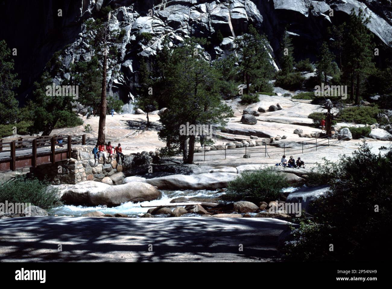 Parque Nacional de Yosemite. APROX. EE.UU. 1984. Nevada Falls. Nevada Fall es una cascada de 181 m (594 pies) de altura en el río Merced en el Parque Nacional Yosemite, California. Se encuentra debajo de la cúpula de granito, Liberty Cap, en el extremo oeste de Little Yosemite Valley. Caminata extenuante. Paseos en mula para los visitantes disponibles si el tiempo lo permite desde los establos de Wawona. Foto de stock