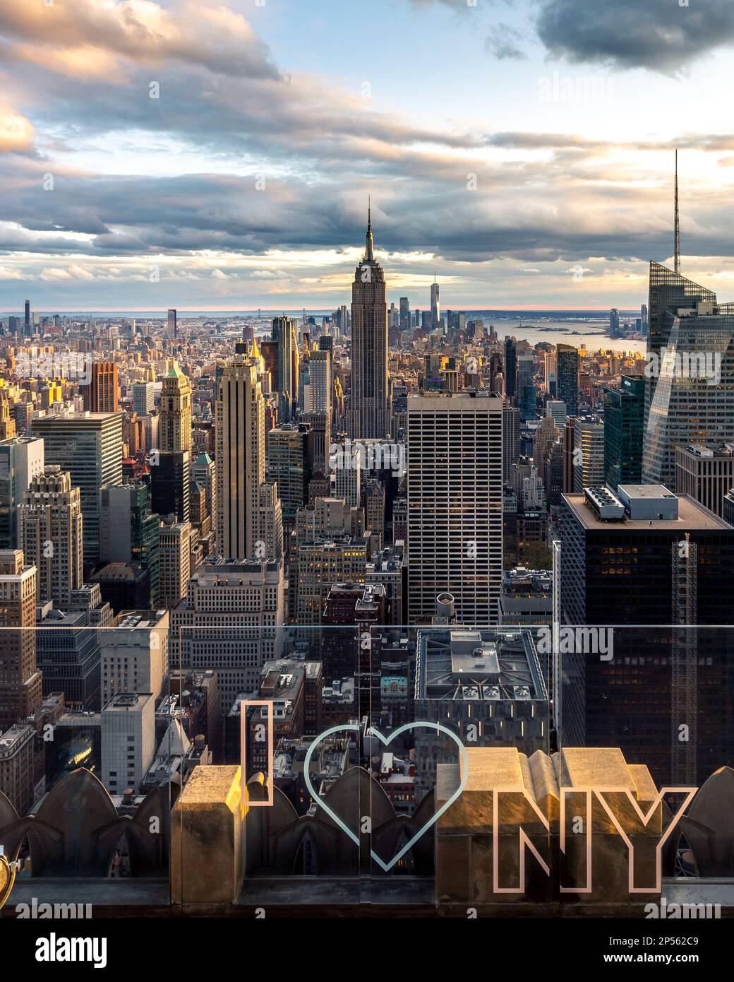 Nueva York, EE.UU. - 26 de abril de 2022: Horizonte de Nueva York al final de la puesta del sol Foto de stock