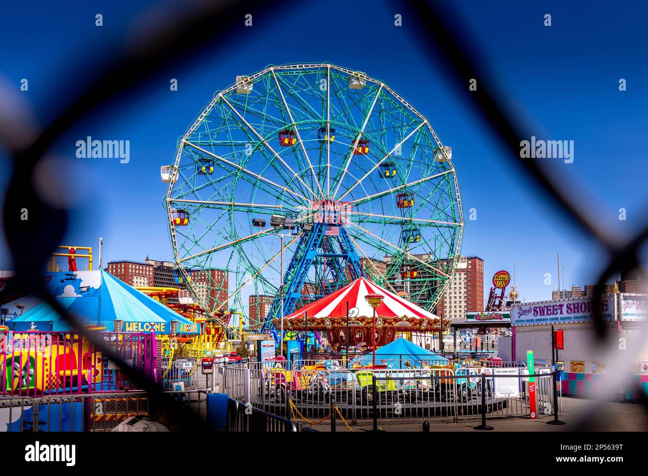 Coney Island, EE.UU. - 28 de abril de 2022: La famosa Rueda Maravilla en Coney Island. La excéntrica Ferris Wheel fue construida en 1920, cuenta con 24 ca totalmente cerrada Foto de stock