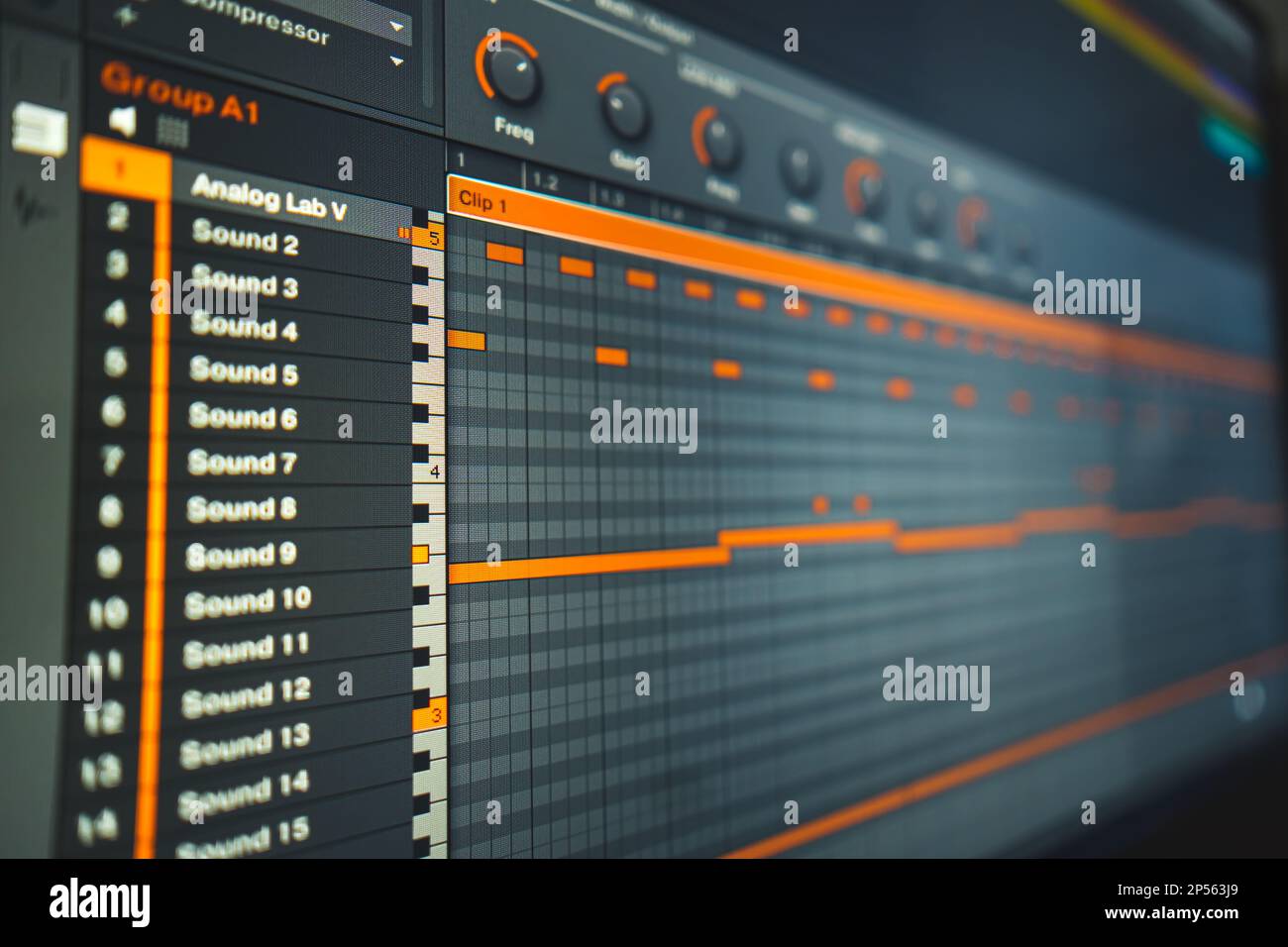 Primer plano plano de MIDI Sequencer, trabajando en la música. Foto de alta  calidad Fotografía de stock - Alamy