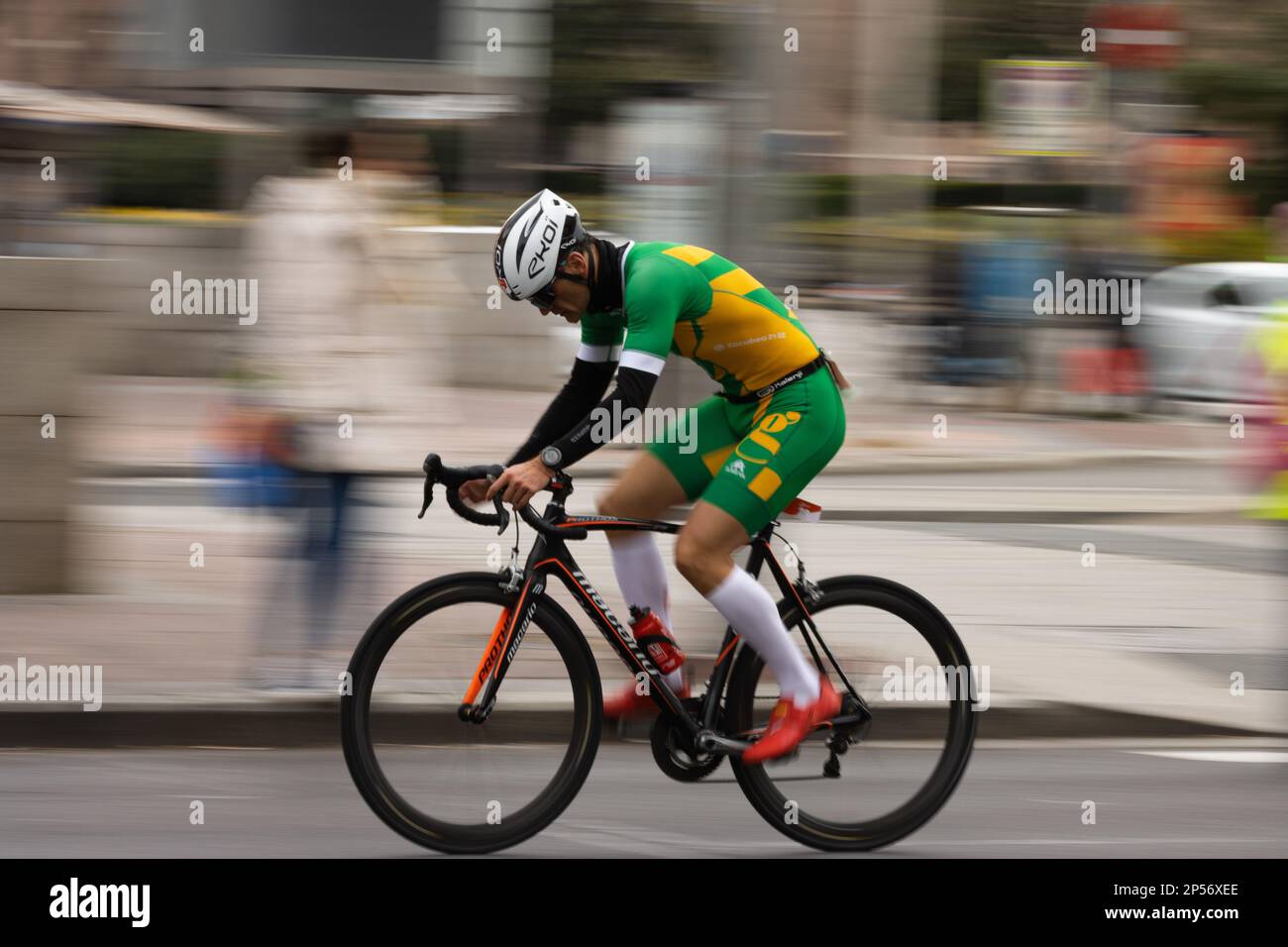 Popular carrera de biatlón en las calles de Madrid donde los atletas corren  a pie y en bicicleta Fotografía de stock - Alamy