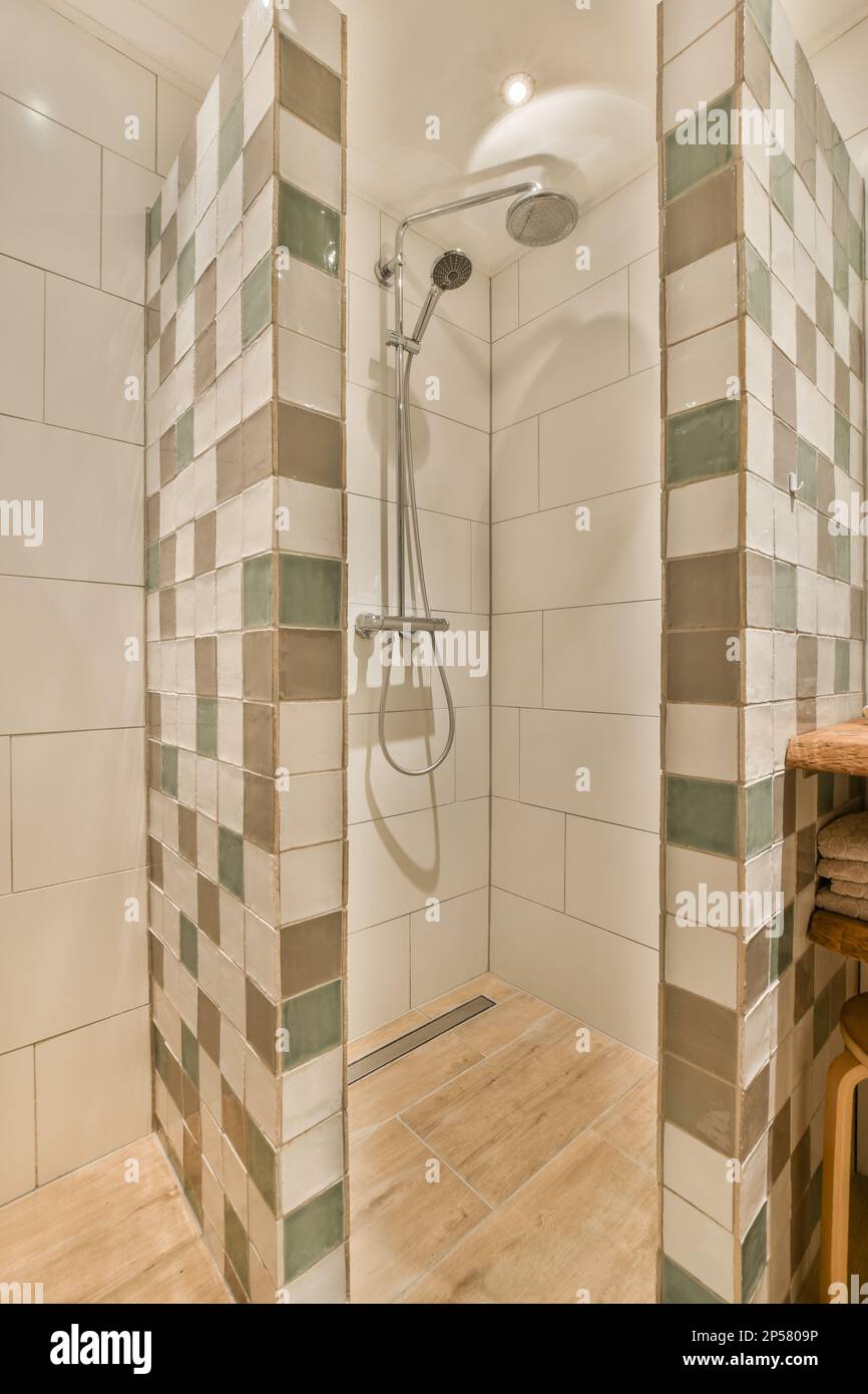 Banco de ducha en pared de azulejos blancos, baño de lujo moderno, barra de  ducha ajustable, estante de pared empotrado