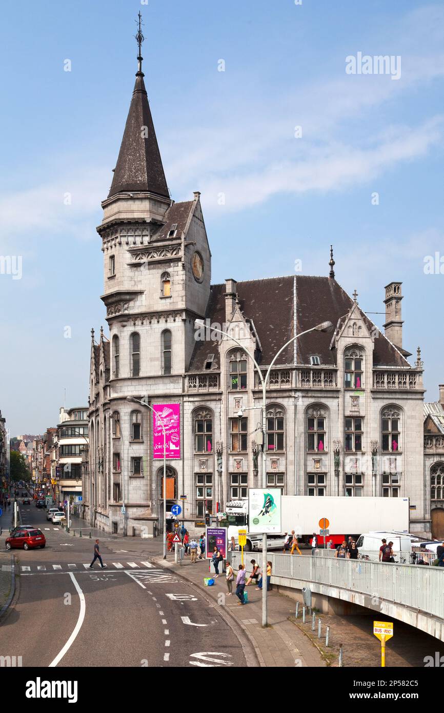 Lieja, BÉLGICA - AGOSTO DE 27 2017: El Grand Poste de Lieja es un edificio público construido entre 1896 y 1901, rue de la Regence, en el centro de la ciudad. Foto de stock