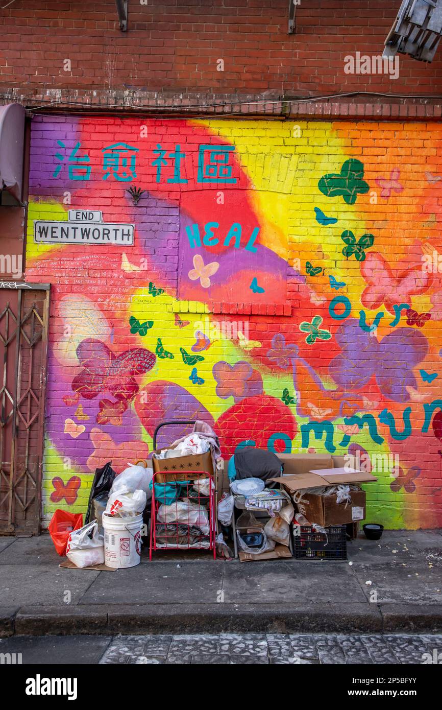 Explorando Chinatown en San Francisco, California. Un colorido mural en Wentworth Place. Foto de stock