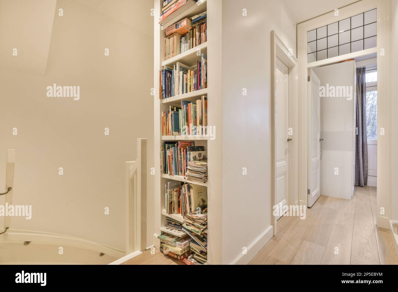Una habitación con un estante de libros que tiene un libro y un