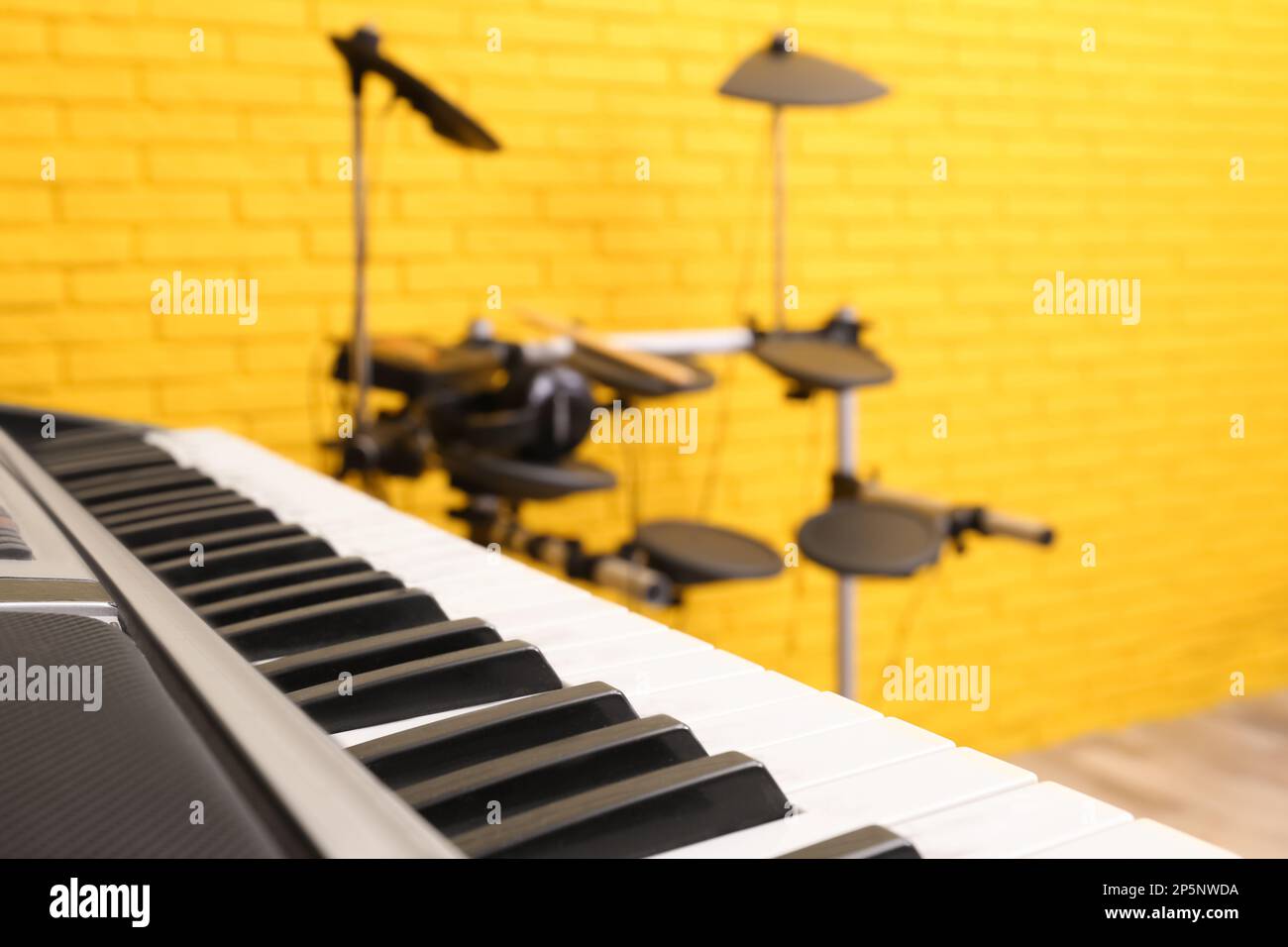 Instrumentos musicales electronicos fotografías e imágenes de alta  resolución - Página 5 - Alamy