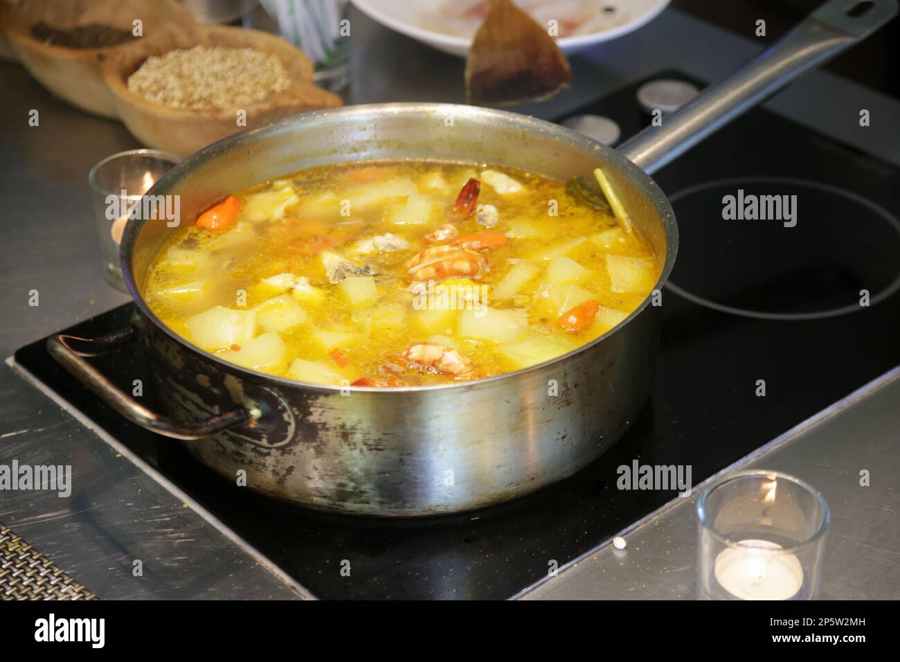 Preparación de la comida - sopa de camarones cocinar en una olla Foto de stock