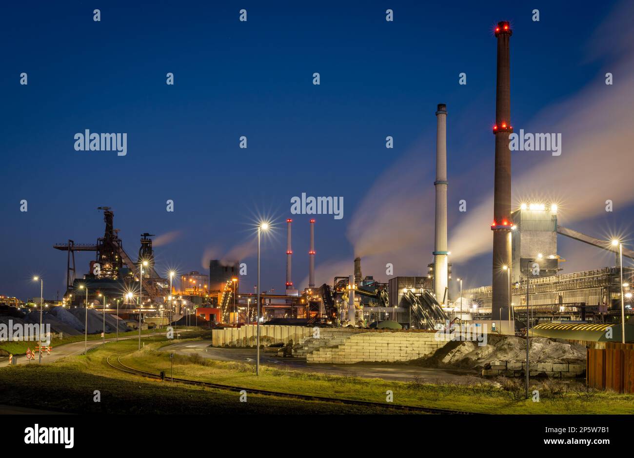 Velsen-Noord, Países Bajos, 28.02.2023, Industria pesada en Tata Steel, sitio industrial de la empresa multinacional de fabricación de acero Foto de stock