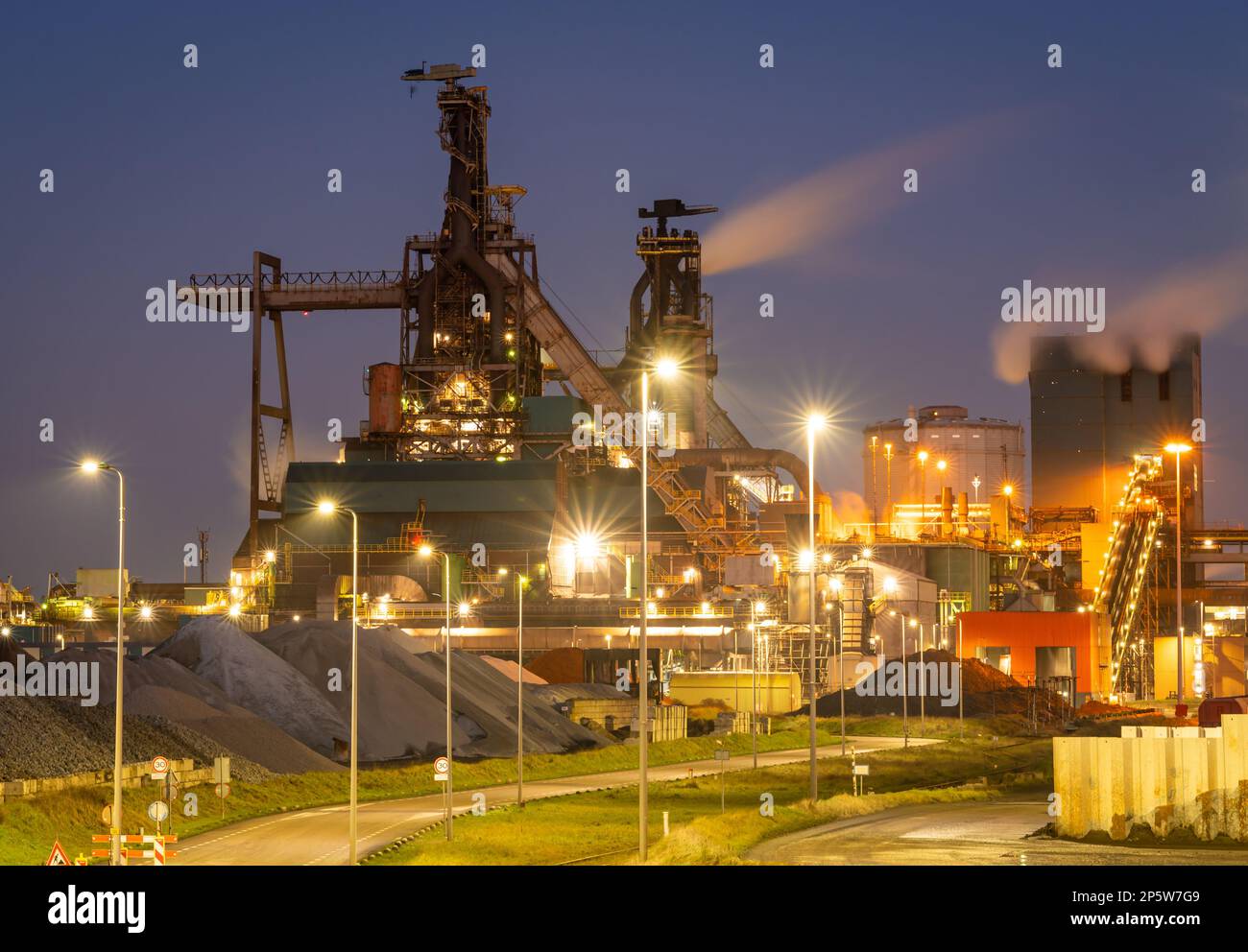 Velsen-Noord, Países Bajos, 28.02.2023, Industria pesada en Tata Steel, sitio industrial de la empresa multinacional de fabricación de acero Foto de stock