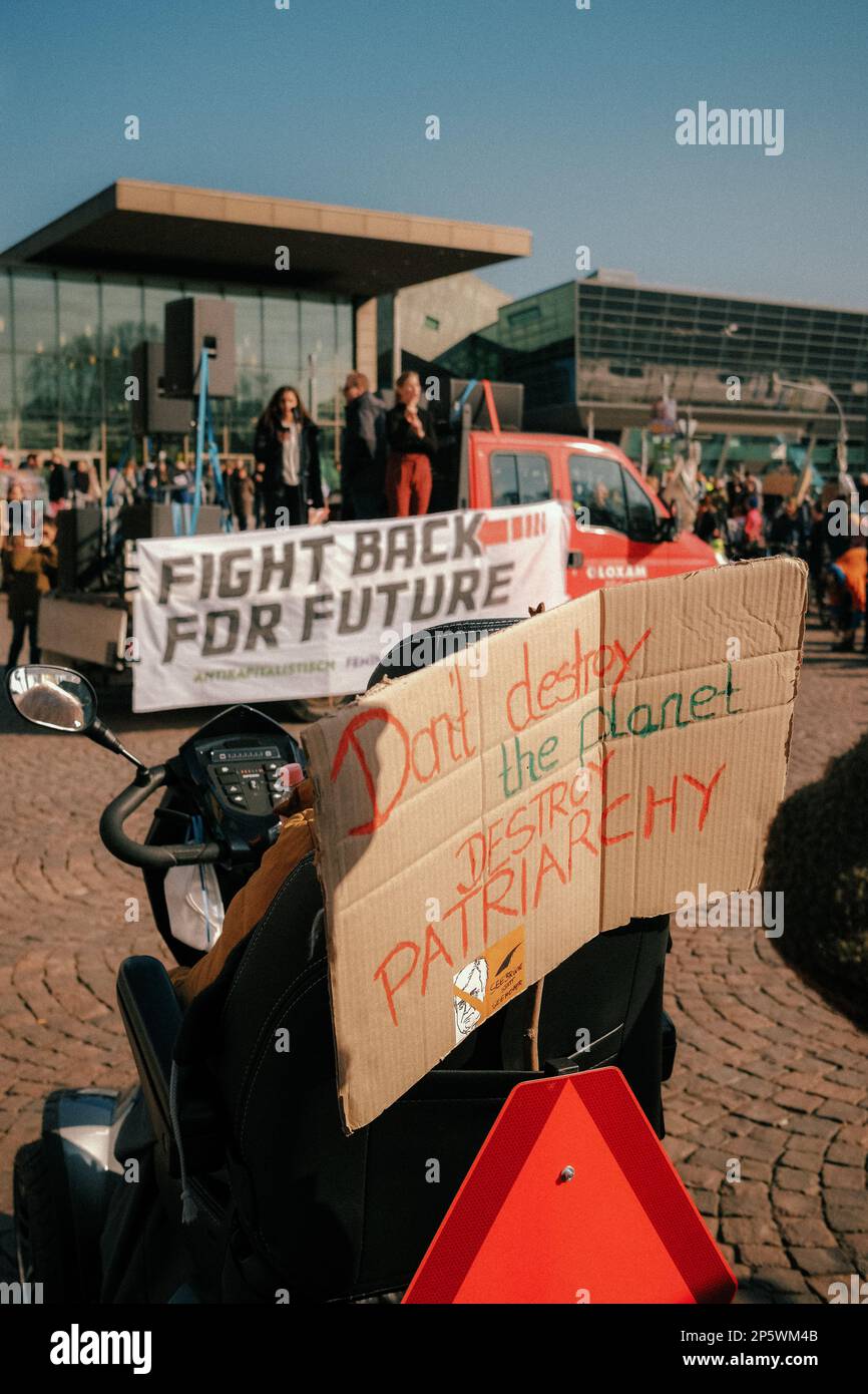 Darmstadt, Alemania - 03.03.2023 - Viernes por el Futuro Global Climate Strike, Una mujer en silla de ruedas con un cartel contra el patriarcado Foto de stock