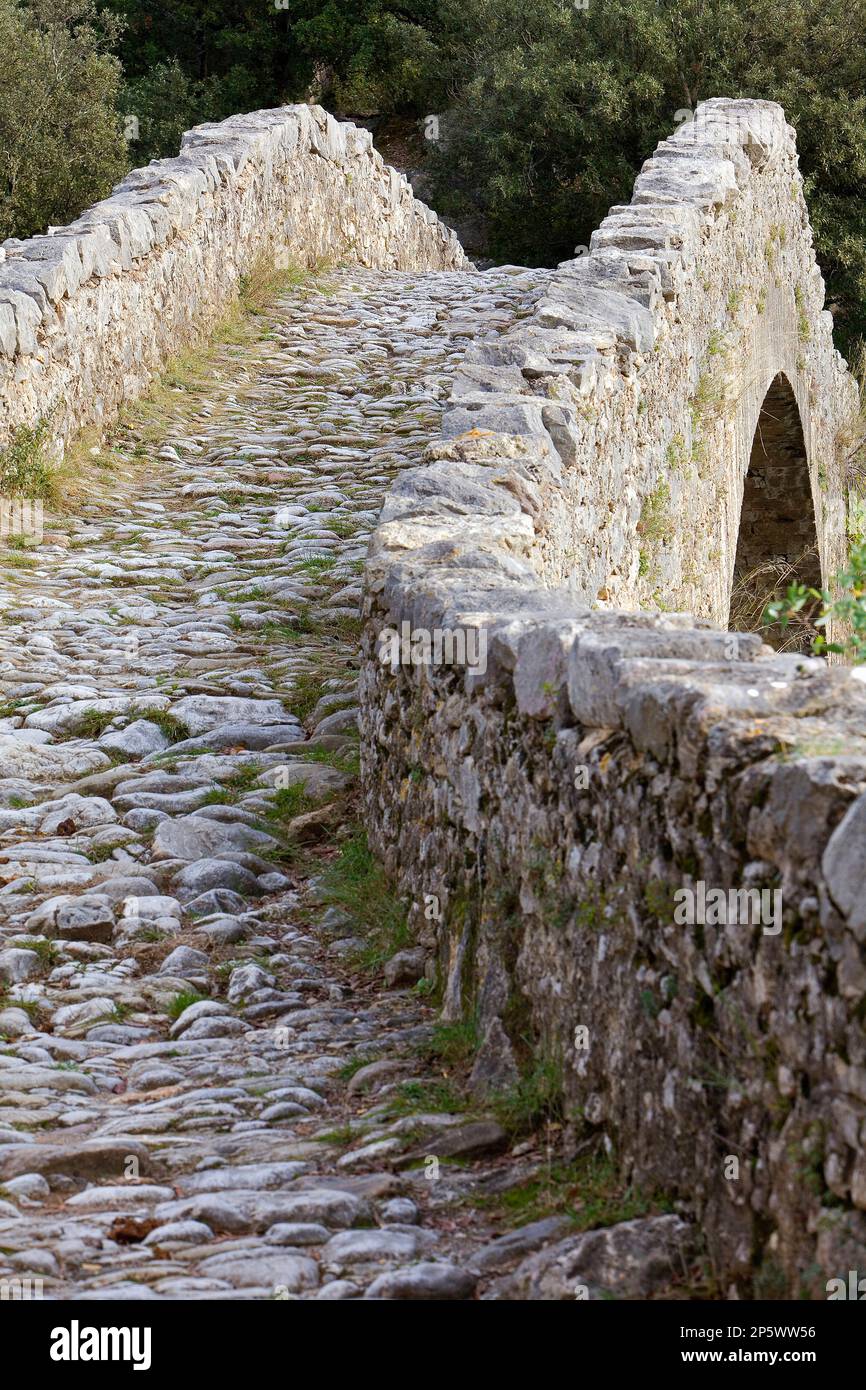 Puente sobre el río Llierca del siglo XIV, entre Sadernes y aldeas
