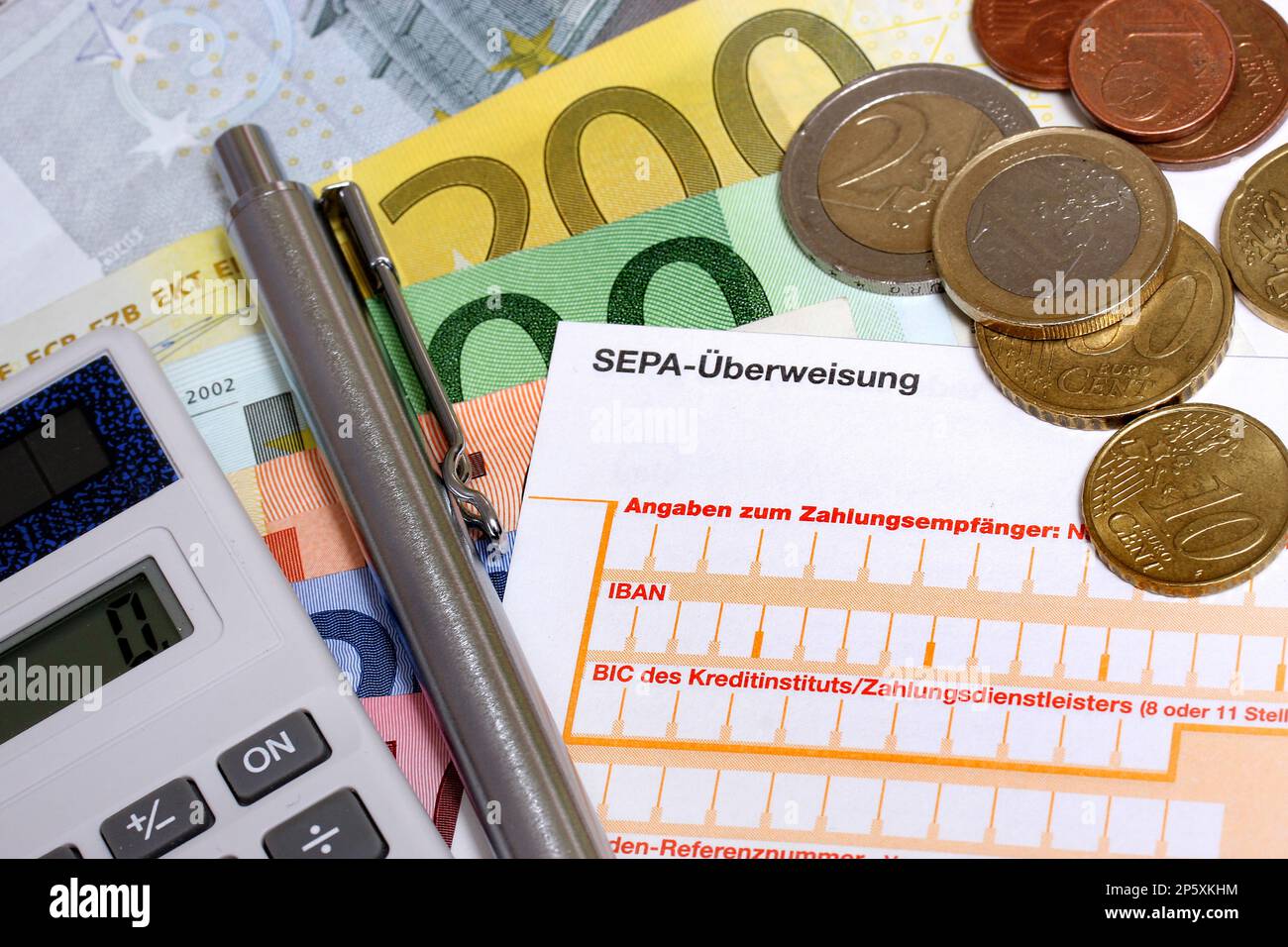 Transferencia de crédito SEPA analógica y billetes y monedas de euro,  ballpen una calculadora Fotografía de stock - Alamy