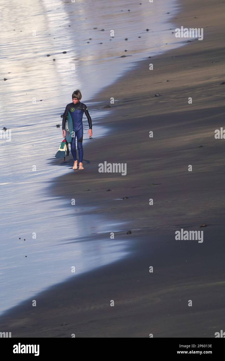 Surfista monta olas en cámara lenta en la playa de Las Canteras en Las  Palmas de Gran Canaria, España Fotografía de stock - Alamy