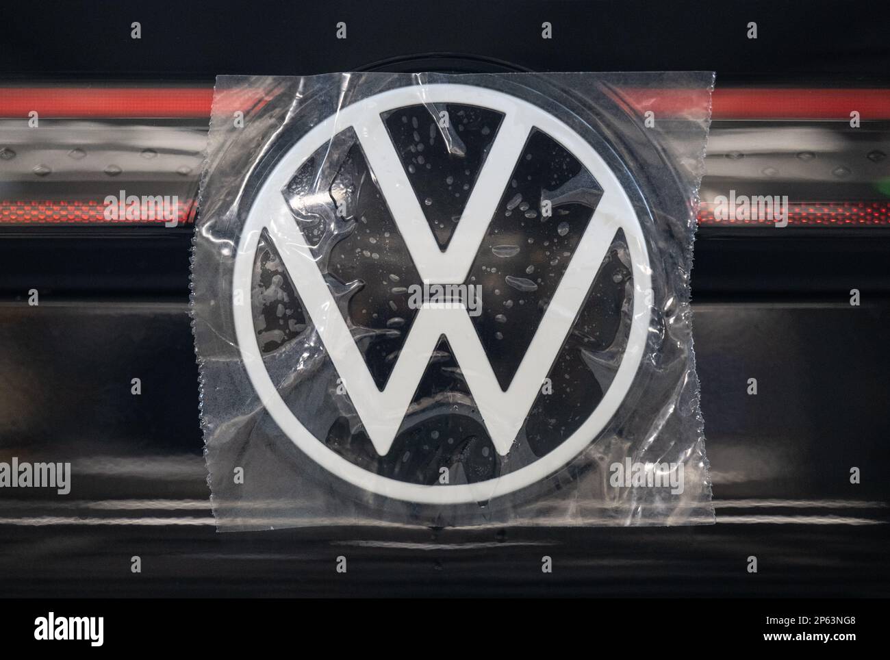 23 de febrero de 2023, Sajonia, Zwickau: Una película protege el logotipo  de VW en un nuevo ID.5 en la planta de Volkswagen en Zwickau. Además de los vehículos  VW, los coches