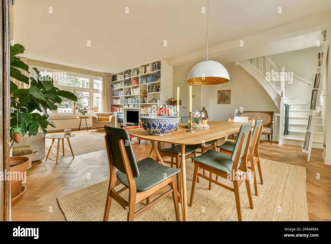 Piso con escalera abierta, mesa de comedor y cocina Fotografía de stock -  Alamy