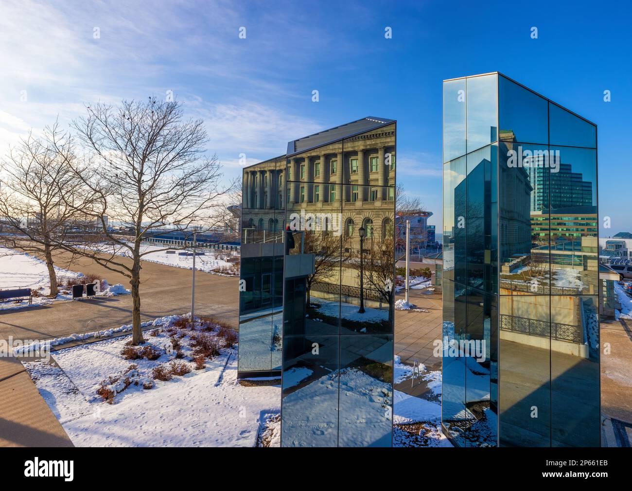 Cleveland, Ohio, EE.UU. - 24 de enero de 2023: Las estructuras de vidrio construidas reflejan las vistas circundantes en el parque de la ciudad en el distrito del centro. Foto de stock