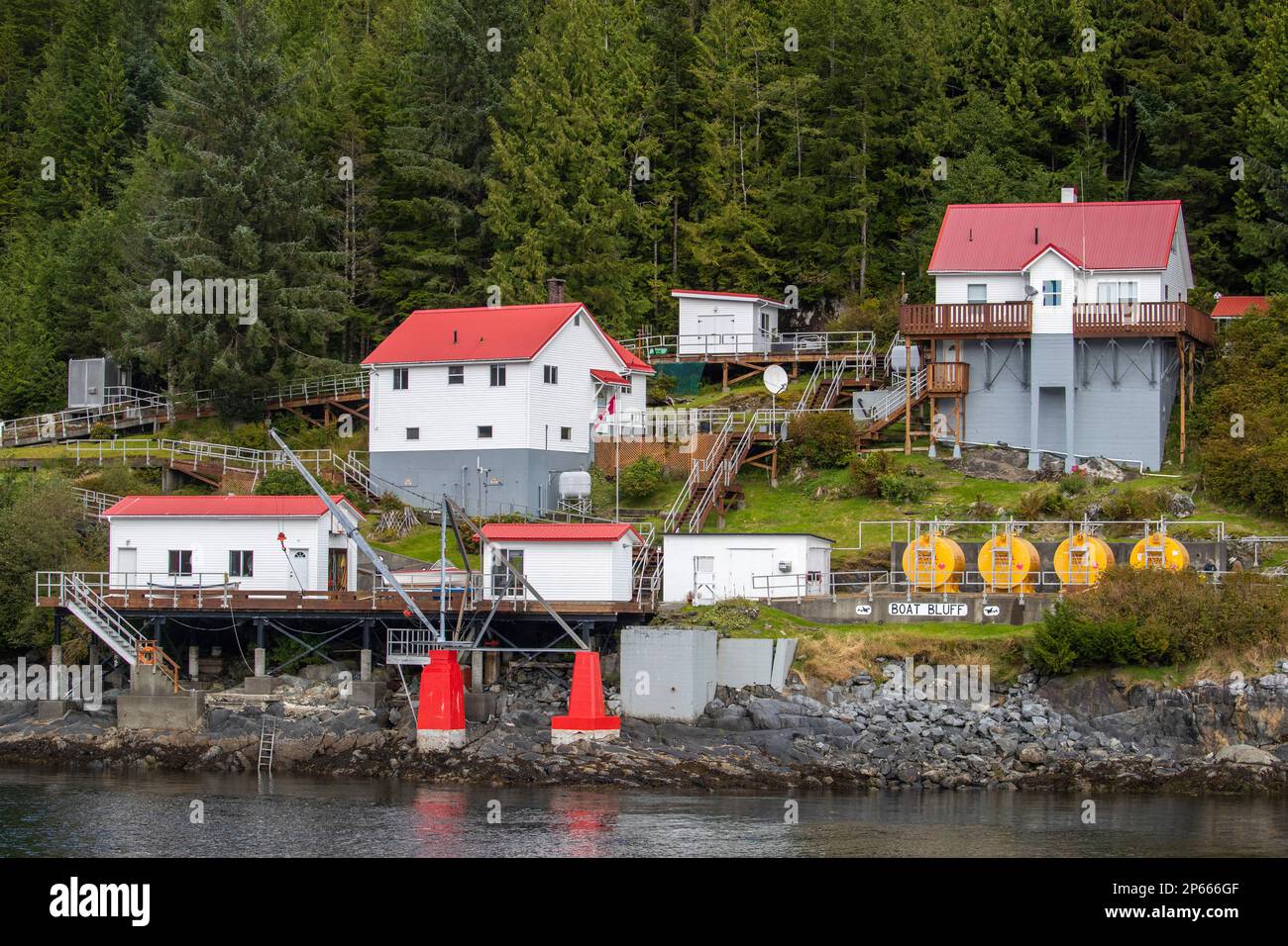 Faro remoto a lo largo de la costa Boat Bluff en Columbia Británica, Canadá, América del Norte Foto de stock