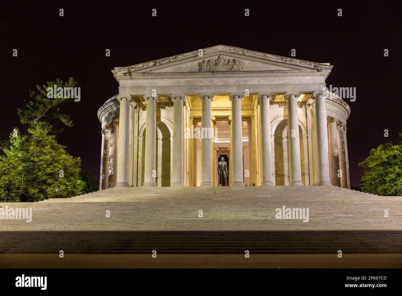 Una vista nocturna del Thomas Jefferson Memorial, iluminado por la noche en West Potomac Park, Washington, D.C., Estados Unidos de América, Norteamérica Foto de stock