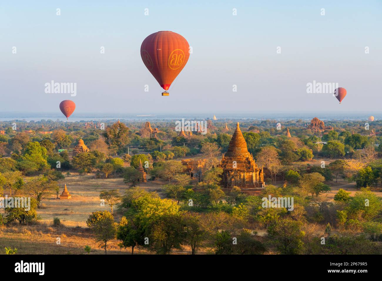 Antiguos templos en Bagan y globos aerostáticos al amanecer, Bagan (Pagán), Patrimonio de la Humanidad de la UNESCO, Myanmar (Birmania), Asia Foto de stock