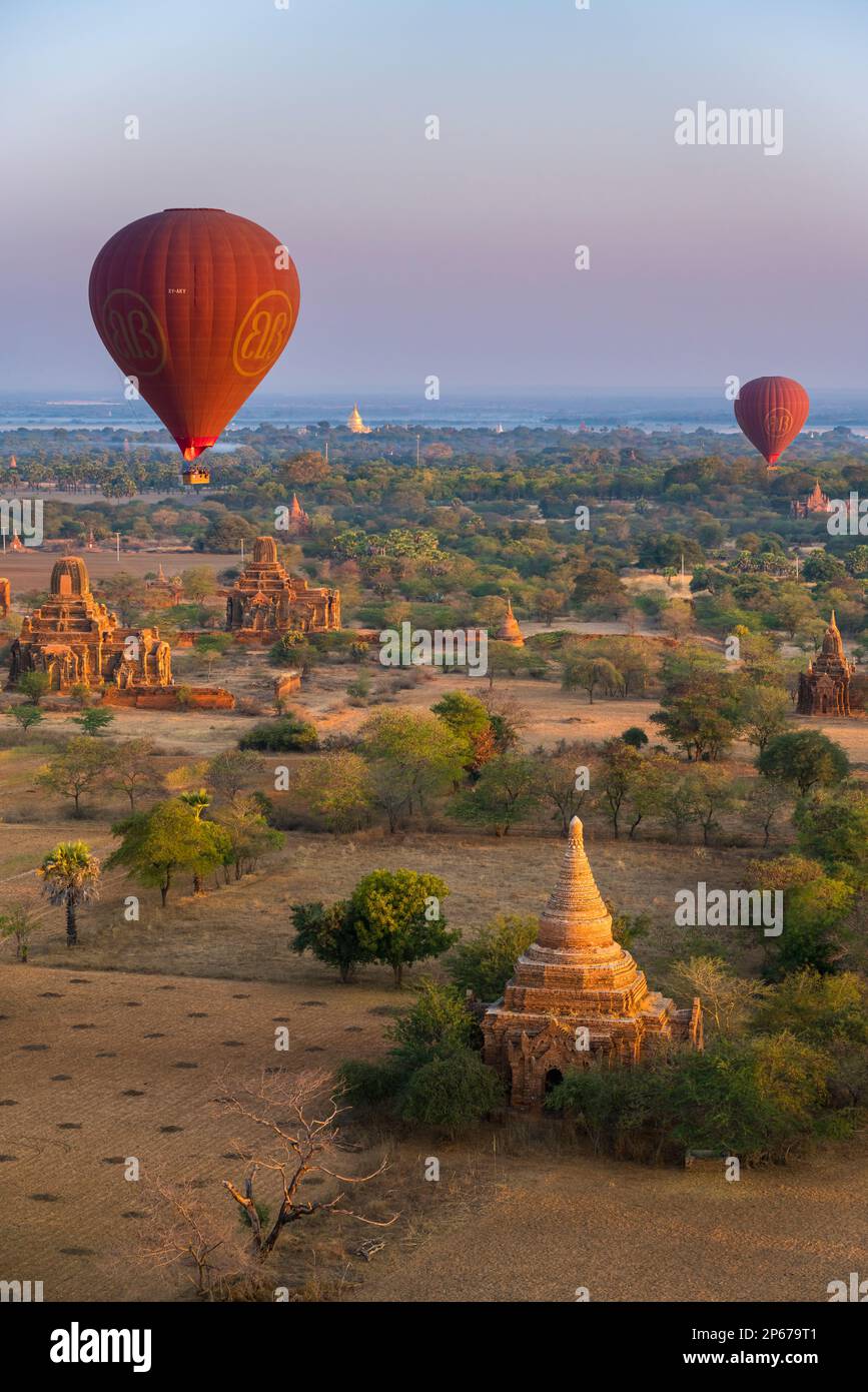 Antiguos templos en Bagan y globos aerostáticos antes del amanecer, Antiguo Bagan (Pagán), Patrimonio de la Humanidad de la UNESCO, Myanmar (Birmania), Asia Foto de stock