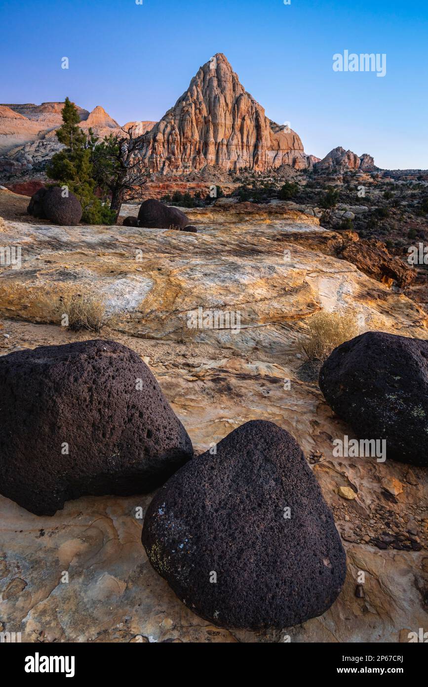 Piedras de lava y pirámide de Pectol al atardecer, Parque Nacional Capitol Reef, Utah, Estados Unidos Occidental, Estados Unidos de América, Norteamérica Foto de stock