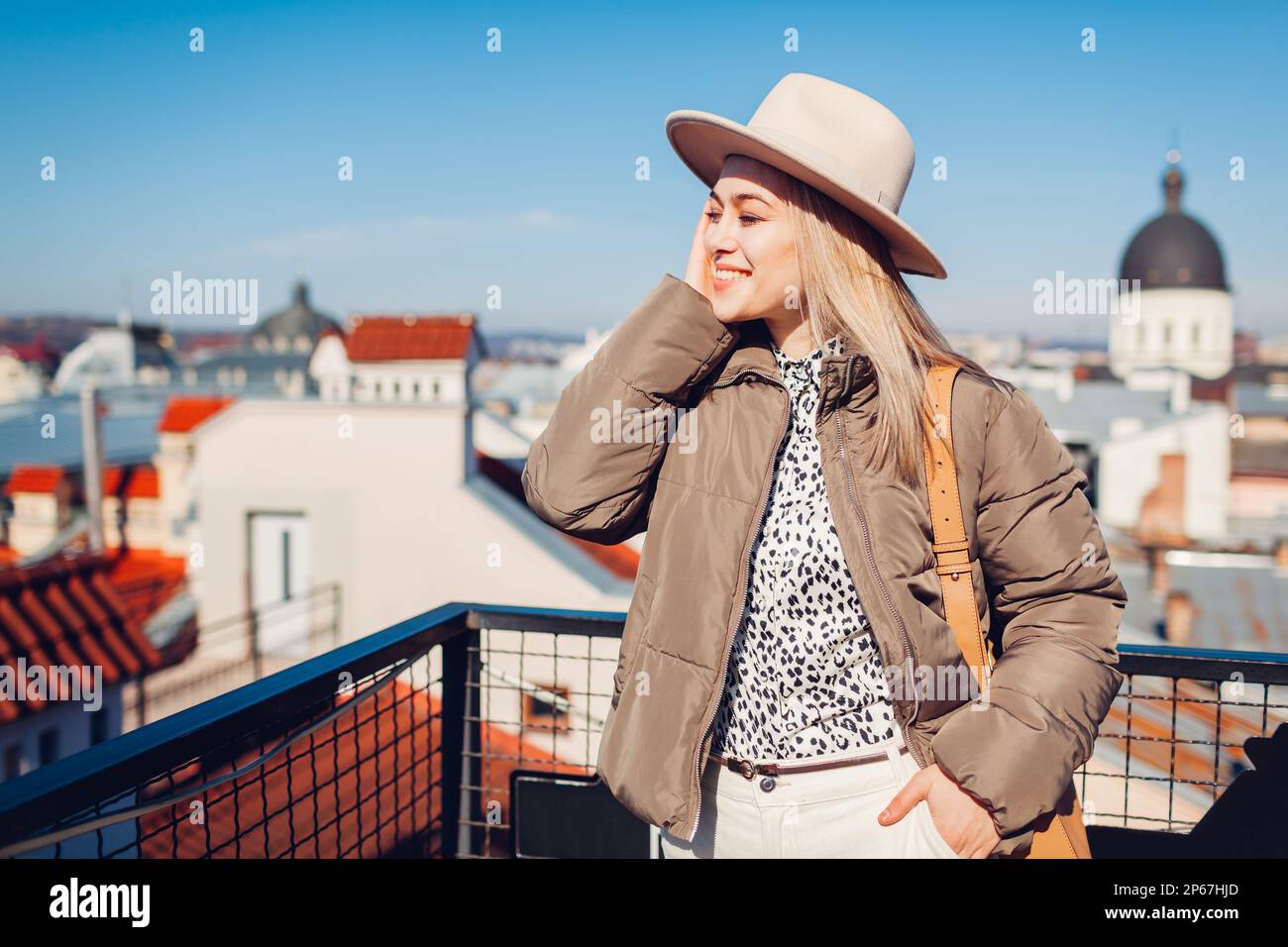 Mujer joven de moda que disfruta de la arquitectura desde el balcón de la  ciudad europea que lleva sombrero beige. Moda primaveral. Ropa y accesorios  elegantes. Espacio Fotografía de stock - Alamy