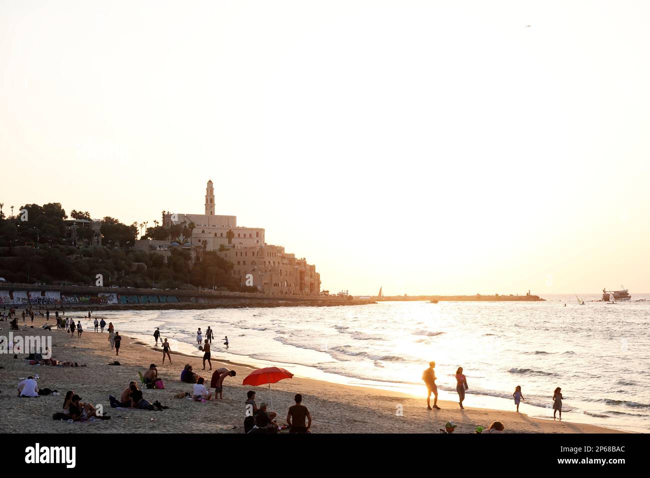 Mirando hacia la torre de Jaffa y la vieja Jaffa, Tel Aviv, Israel, Oriente Medio Foto de stock