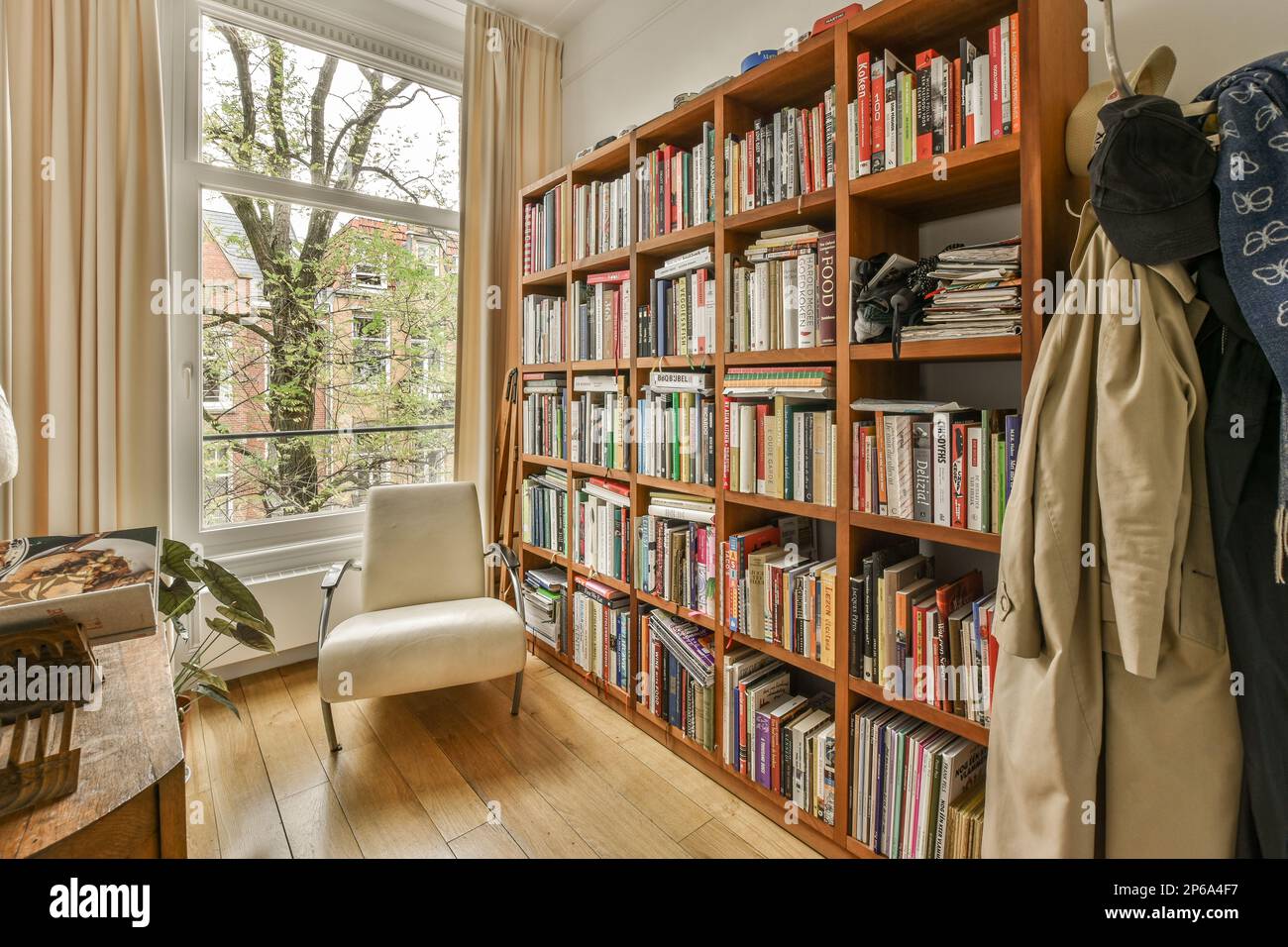 Una habitación con un estante de libros que tiene un libro y un