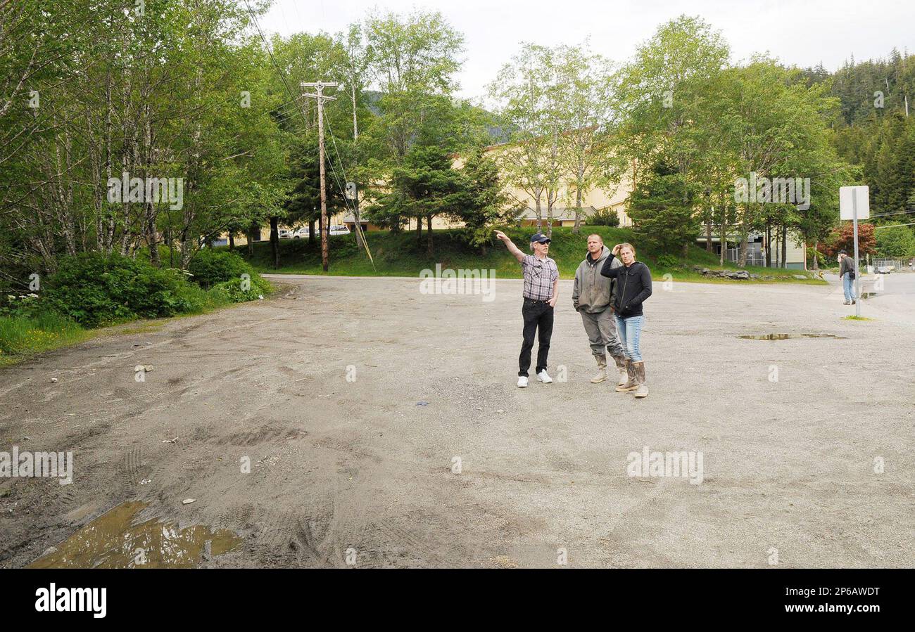 Bob Fultz, Board President of Ketchikan Youth Iniatives, talks with