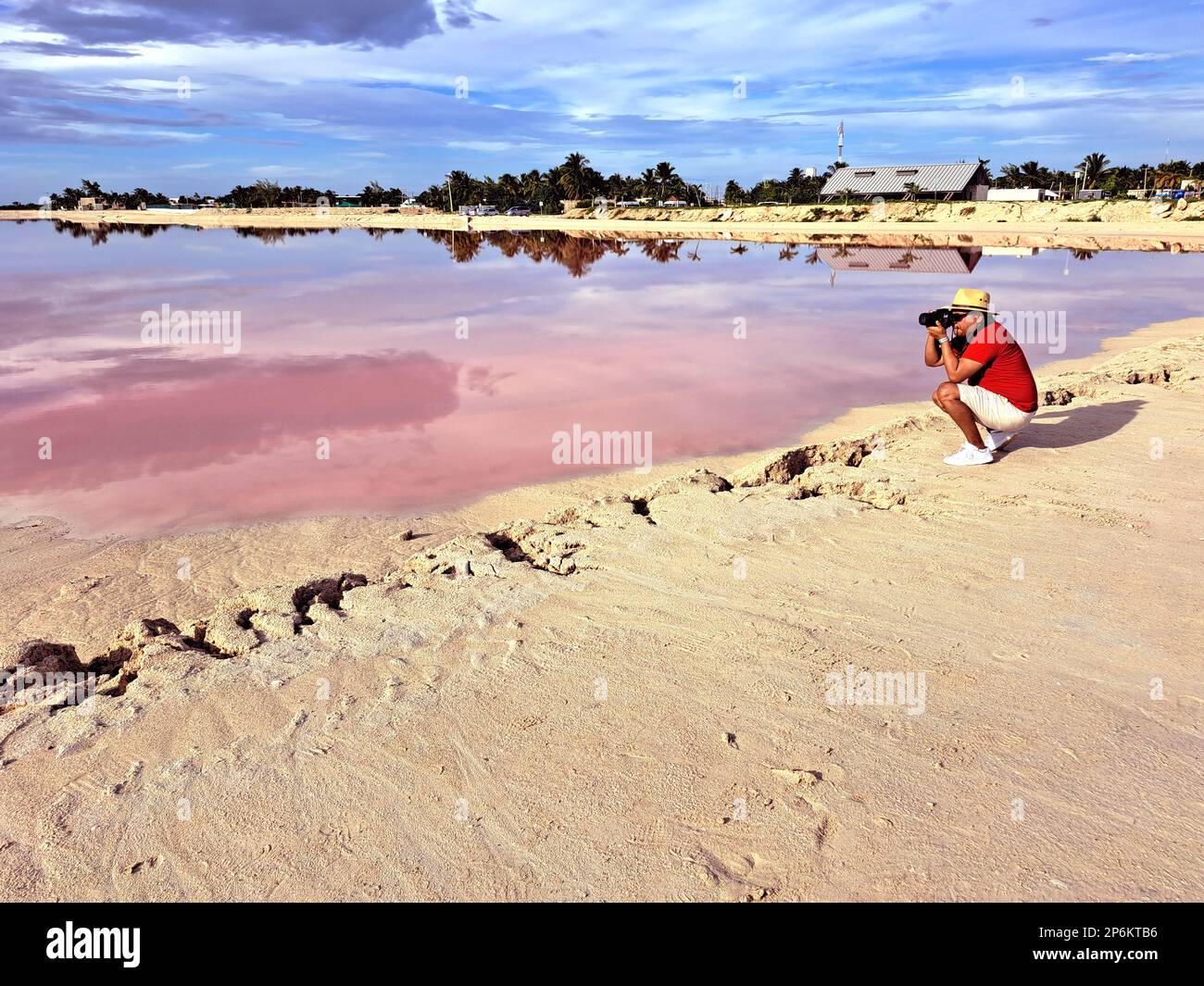 Hombre en pantalones cortos de color rosa fotografías e imágenes de alta  resolución - Página 2 - Alamy