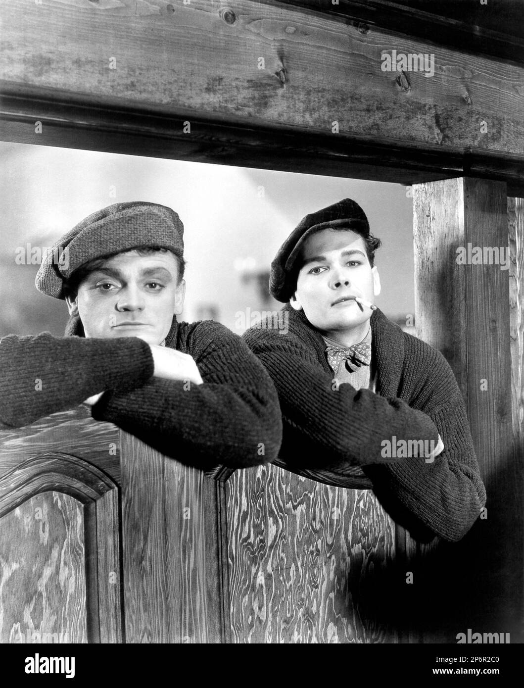 1931 : El actor JAMES CAGNEY ( 1899 - 1986 ) con DONALD COOK ( 1901 - 1961 ) En EL ENEMIGO PÚBLICO de William A. Wellman, de una novela de Kubec Glasmon , Foto pubblicitaria - CINE - ATTORE CINEMATOGRAFICO - sombrero - cappello - GANGSTERN - cigarrillo - sigaretta ---- Archivio GBB Foto de stock