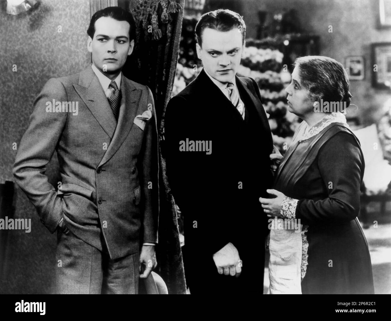 1931 : El actor JAMES CAGNEY ( 1899 - 1986 ) con DONALD COOK ( 1901 - 1961 ) En EL ENEMIGO PÚBLICO de William A. Wellman, de una novela de Kubec Glasmon , Pubblicitary SHOT - CINEMA - ATTORE CINEMATOGRAFICO - TIE - cravatta - pochette - fazzoletto nel taschino - GANGSTERN ---- Archivio GBB Foto de stock