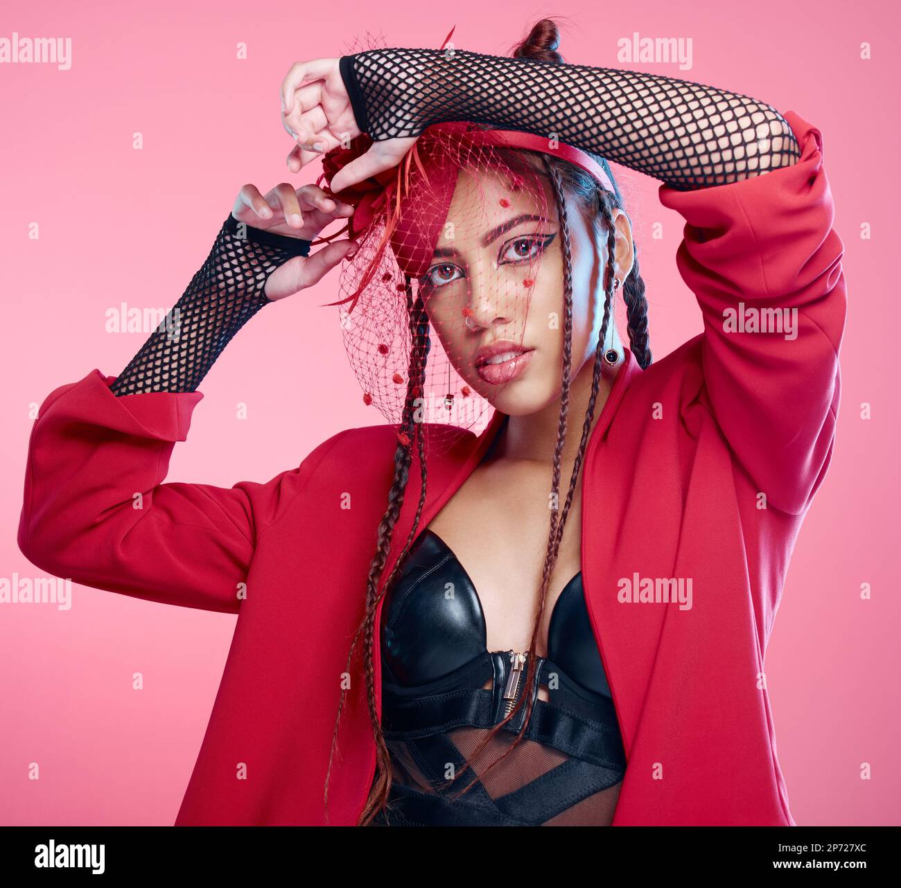 valor Confesión presión Mujer, retrato de estudio y moda de cuero con estética punk, rock o heavy  metal por fondo rosa. Gen z chica, fantasía y ropa de red con Fotografía de  stock - Alamy