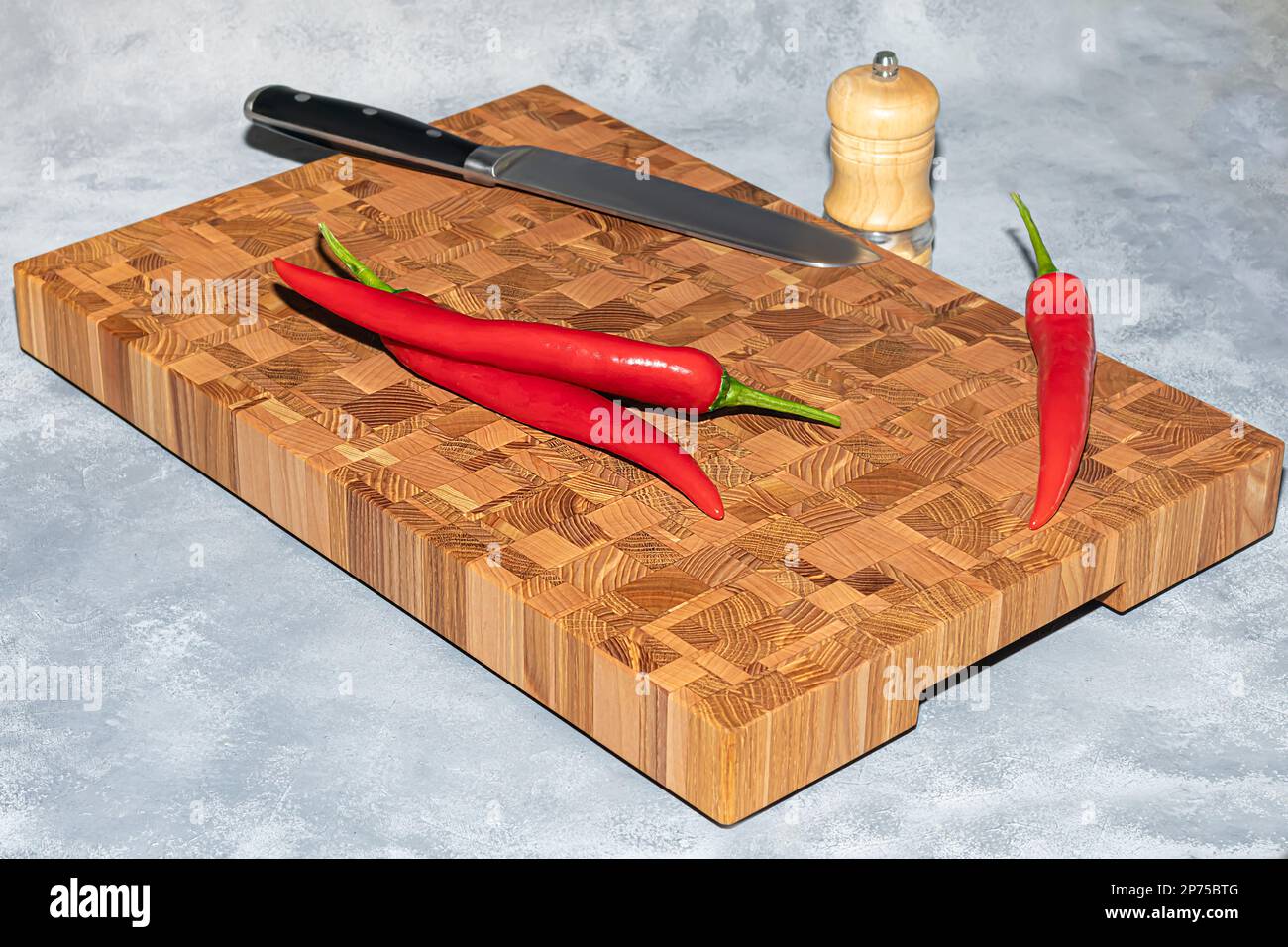 Tabla de madera para cortar productos hechos a mano con verduras picadas.  Sobre un fondo claro Fotografía de stock - Alamy
