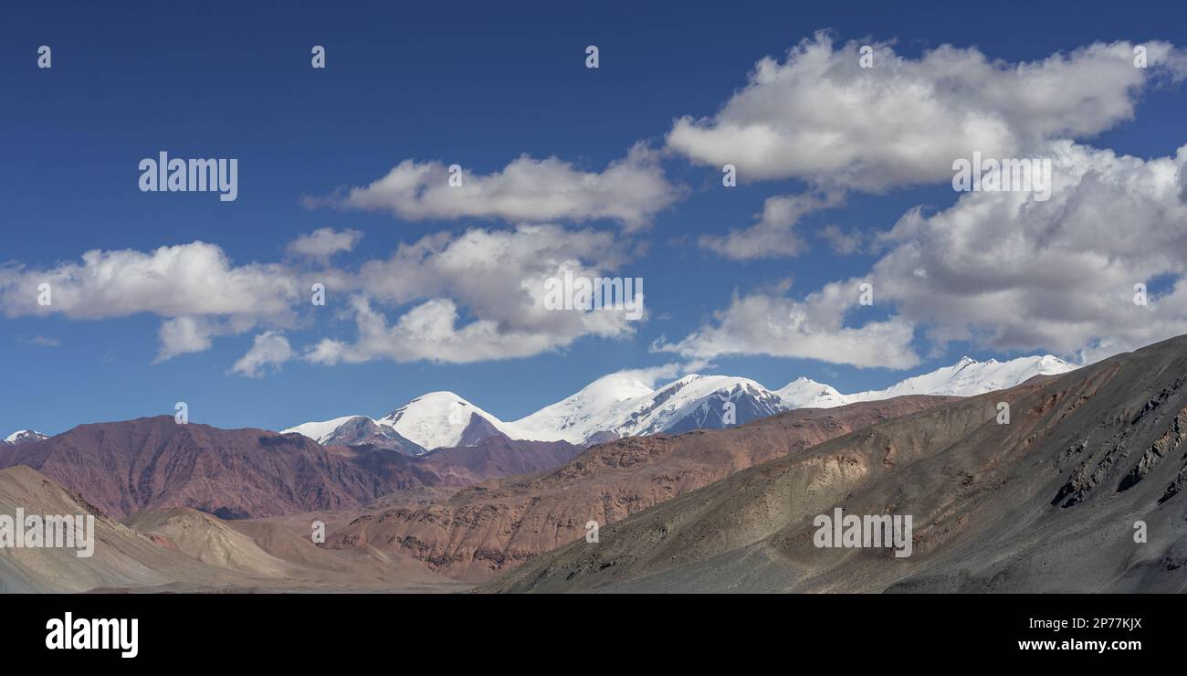 Panorama paisajístico colorido en la carretera Pamir de la cordillera nevada en la frontera con China, Kyzyl Art, Gorno-Badakshan, Tayikistán Foto de stock