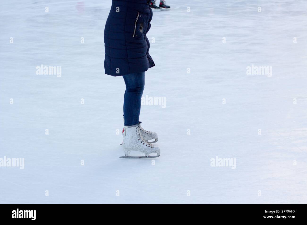 el gerl monta sobre hielo en patines Foto de stock