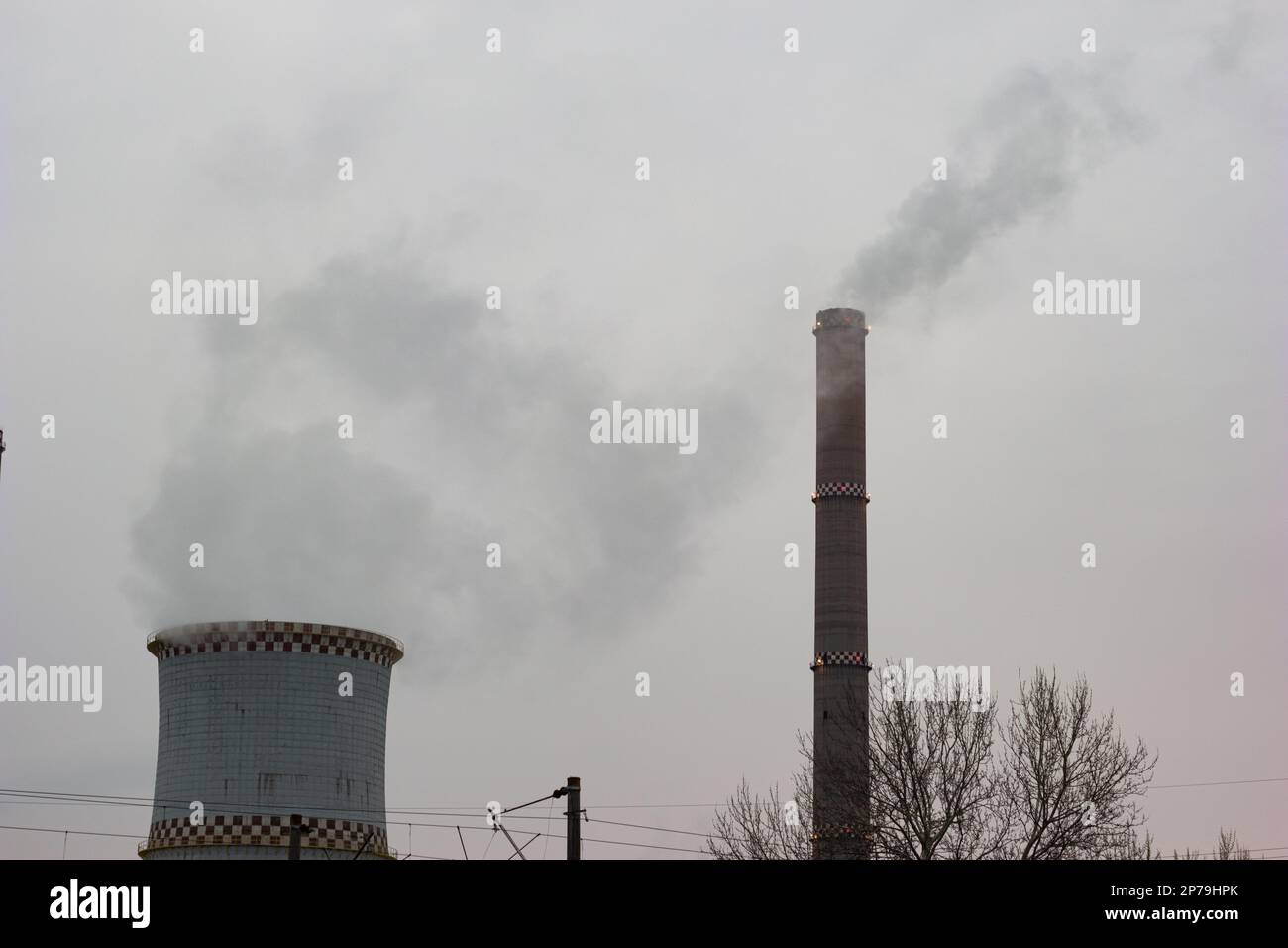 Hornos de centrales eléctricas de carbón que emiten vapor en días nublados  y grises Fotografía de stock - Alamy
