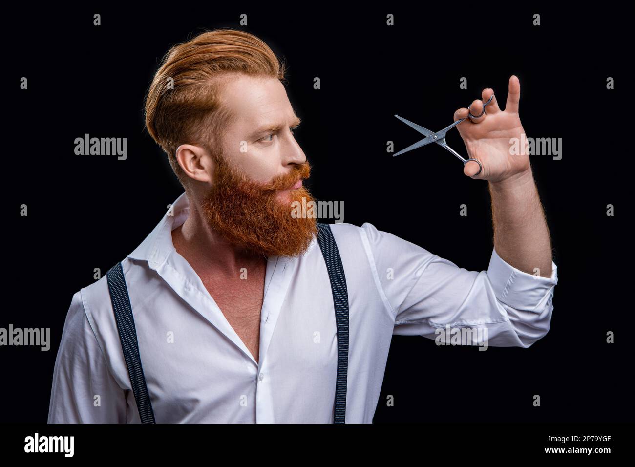 Barbero hombre barbudo con tijeras: fotografía de stock