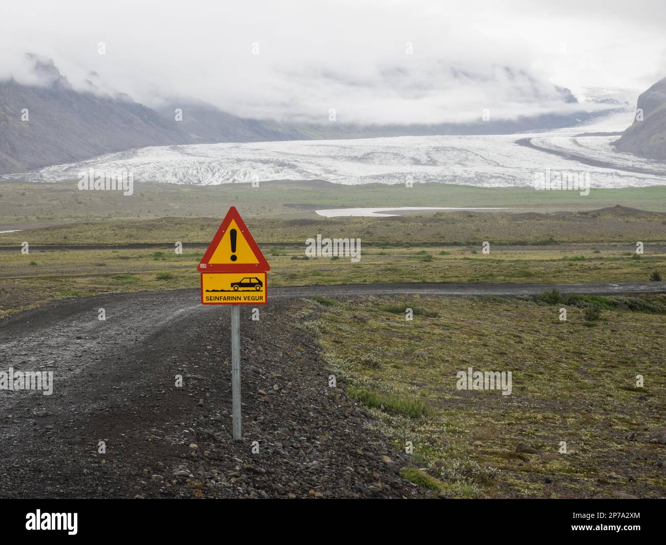 Señal de tráfico, Seinfarinn vegur, camino difícil, Svinafellsjoekull en la niebla detrás, lengua glaciar Vatnajoekull, Islandia Foto de stock