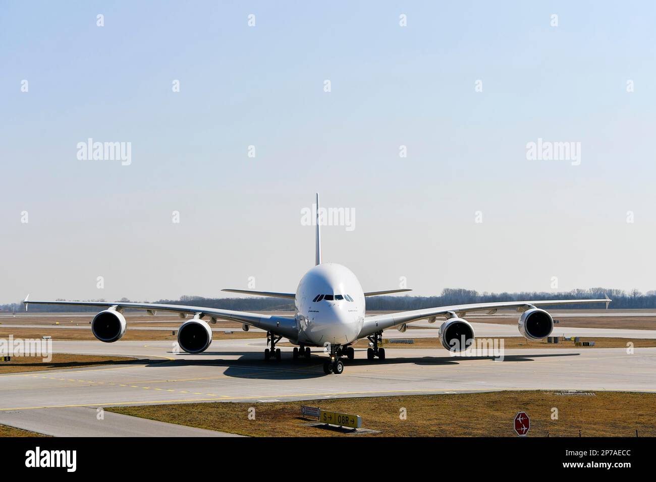 Emirates Airlines, Airbus A380-800 en la pista de rodaje desde la pista sur hasta la terminal 1, Aeropuerto de Múnich, Alta Baviera, Baviera, Alemania Foto de stock