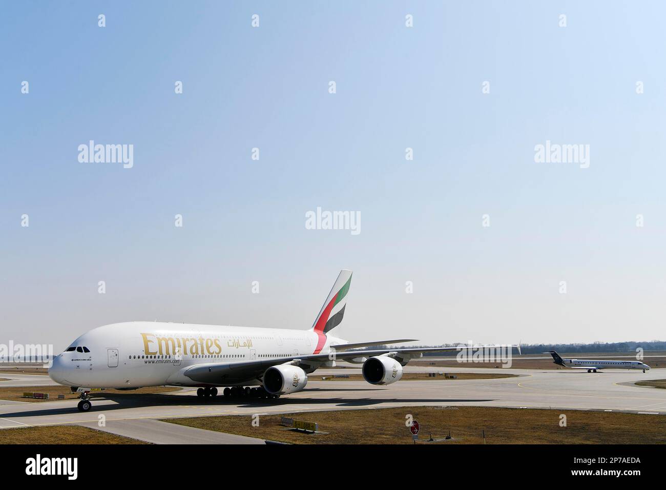 Emirates Airlines, Airbus A380-800 en la pista de rodaje desde la pista sur hasta la terminal 1, Aeropuerto de Múnich, Alta Baviera, Baviera, Alemania Foto de stock