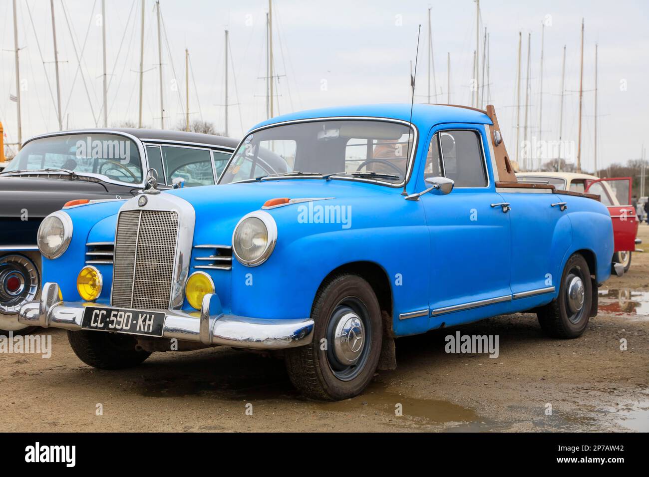 Antiguo Mercedes-Benz W120 o Mercedes 180 de los años 50s convertido en una pickup, reunión de coches clásicos, Plougastel-Daoulas, Finistere, Bretaña, Francia Foto de stock