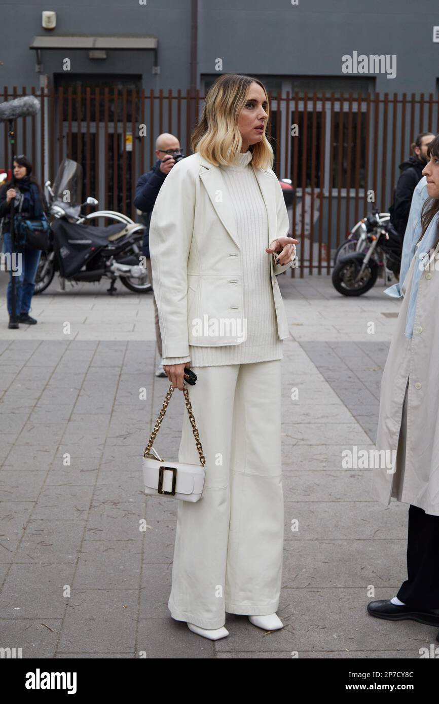 MILÁN, ITALIA - 22 DE FEBRERO de 2023: Candela Pelizza con pantalones y chaqueta blancos antes del desfile de Alberta Ferretti, estilo callejero de la Semana de la Moda de Milán Foto de stock
