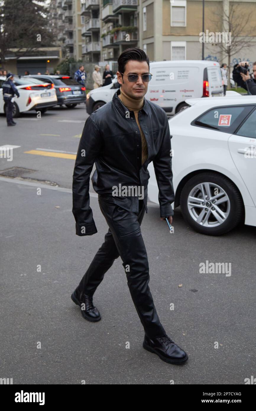 MILÁN, ITALIA - 22 DE FEBRERO de 2023: Frank Galluccio con chaqueta y pantalón de cuero negro antes del desfile de Alberta Ferretti, Milan Fashion Week Foto de stock
