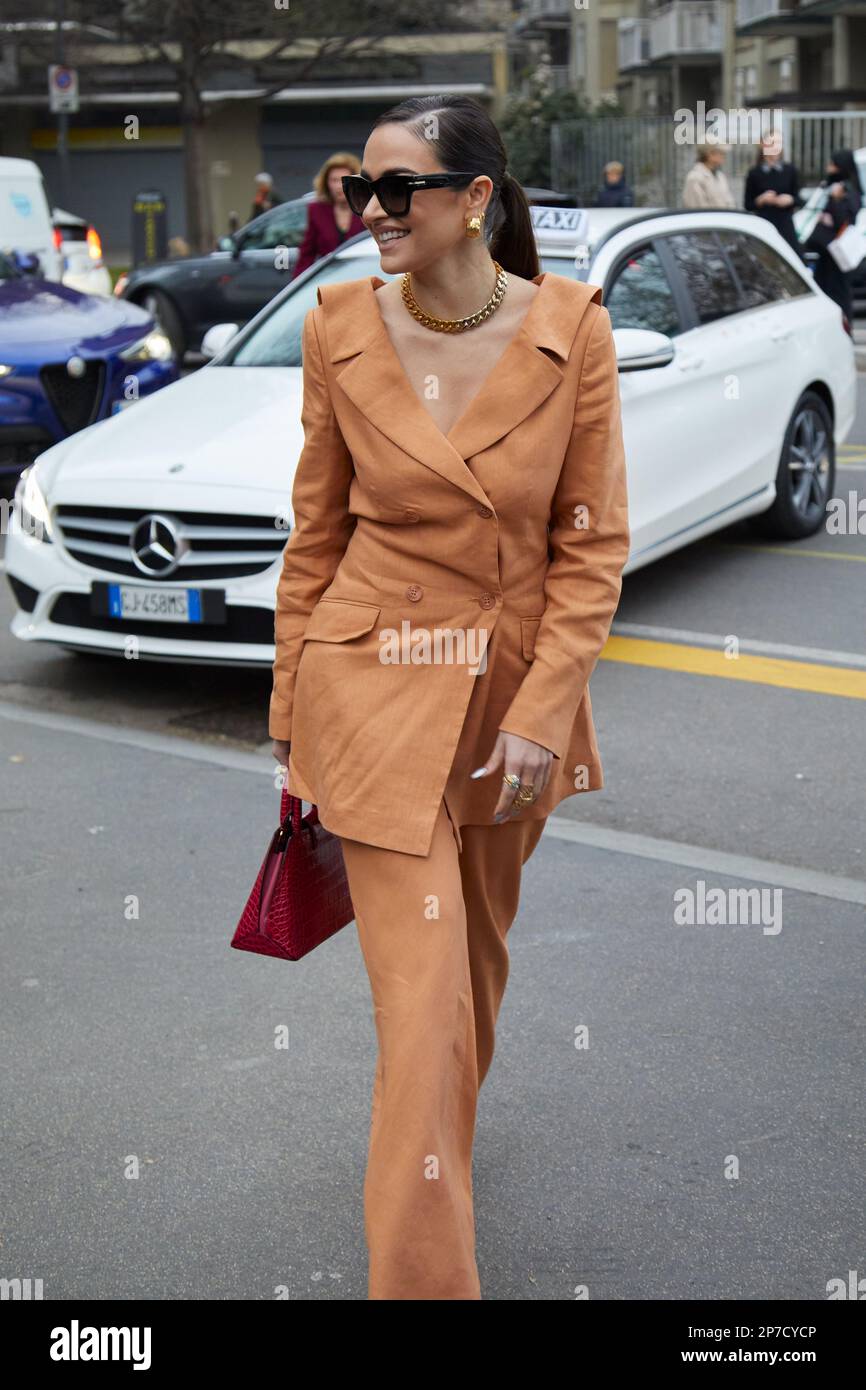 MILÁN, ITALIA - 22 DE FEBRERO de 2023: Giulia Gaudino con chaqueta y pantalón marrón antes del desfile de Alberta Ferretti, estilo callejero de la Semana de la Moda de Milán Foto de stock