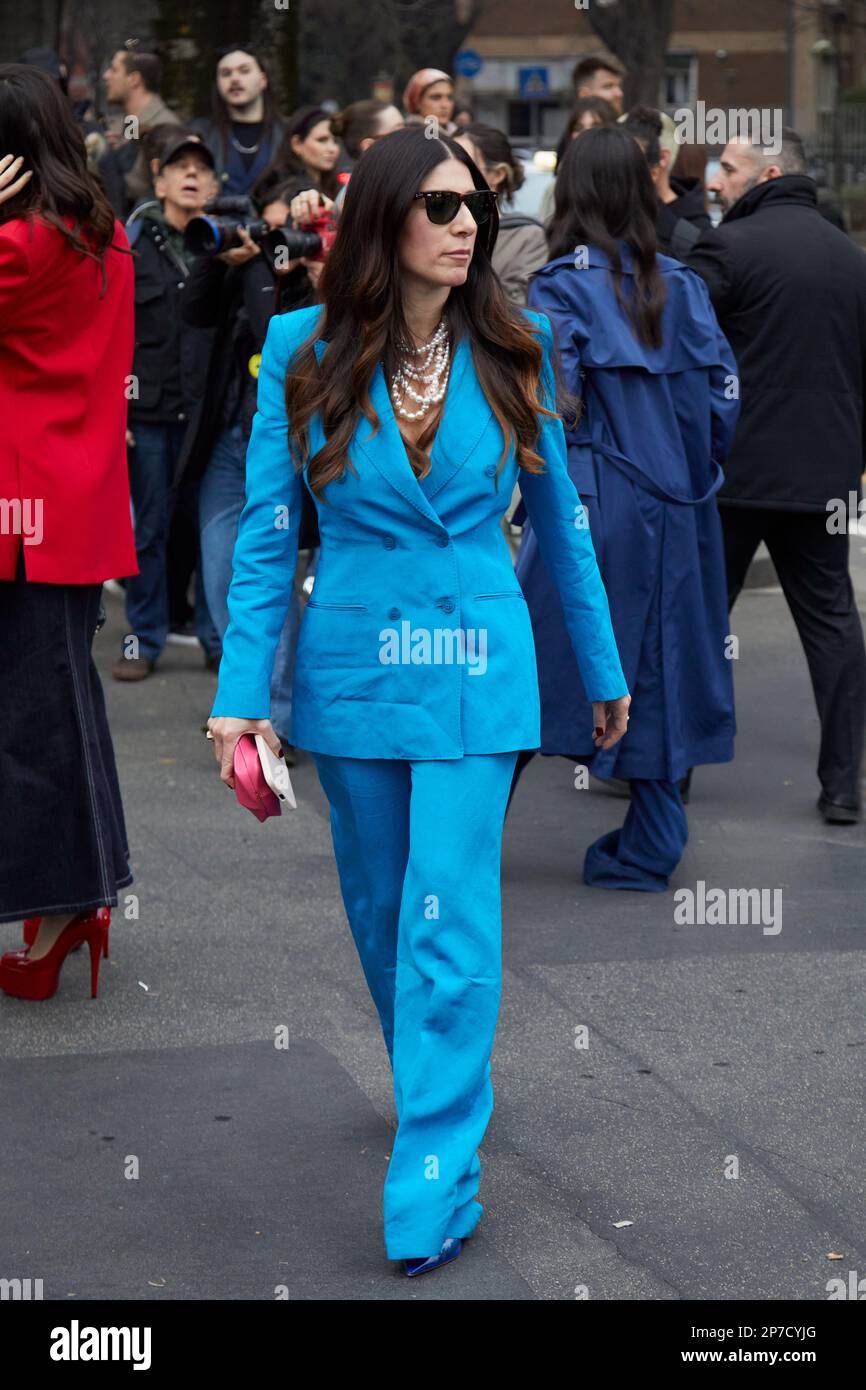 MILÁN, ITALIA - 22 DE FEBRERO de 2023: Alessandra Airo con chaqueta y pantalón azul antes del desfile de Alberta Ferretti, estilo callejero de la Semana de la Moda de Milán Foto de stock