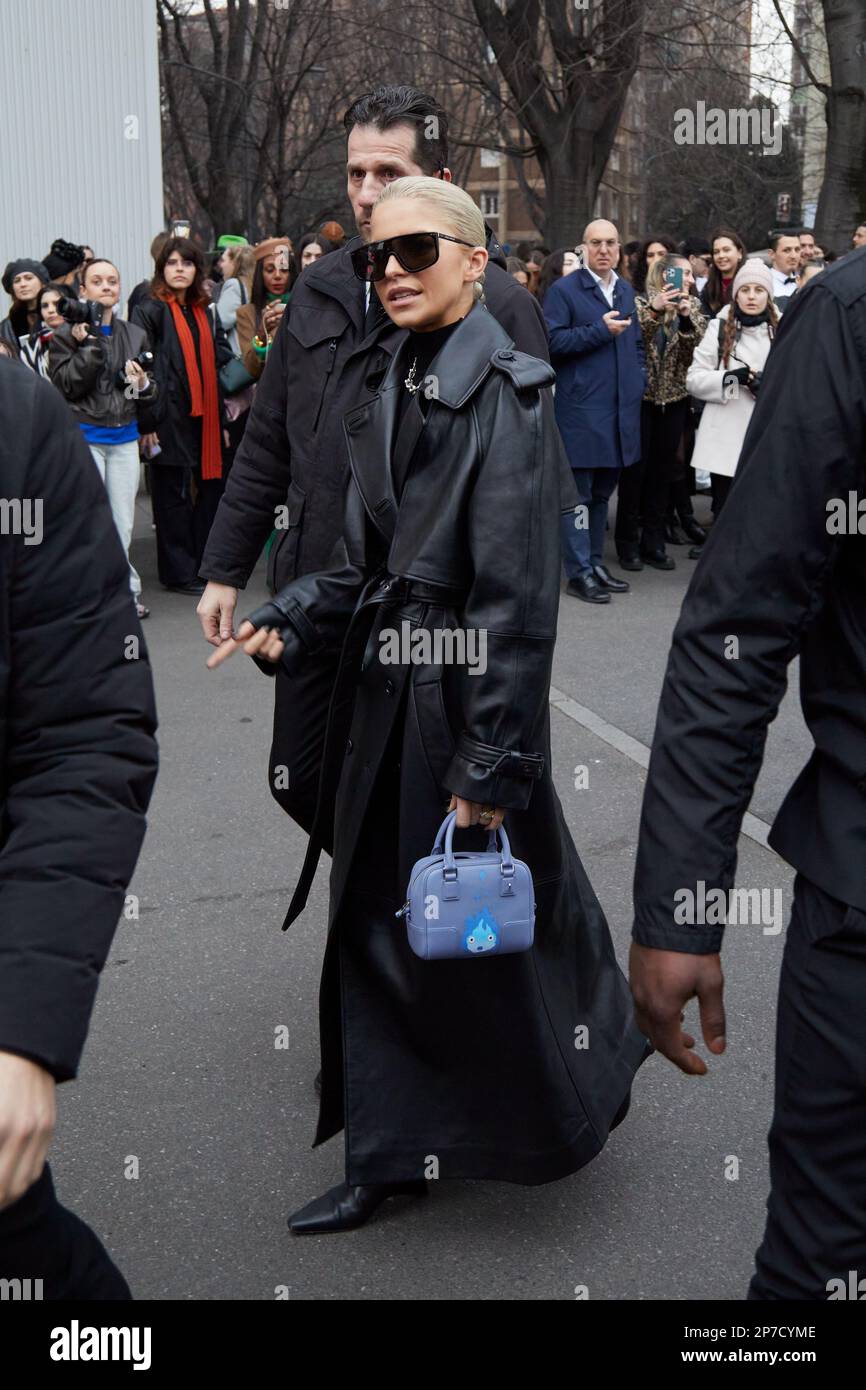 MILÁN, ITALIA - 22 DE FEBRERO de 2023: Caro Daur con gabardina de cuero negro antes del desfile de Alberta Ferretti, estilo callejero de la Semana de la Moda de Milán Foto de stock