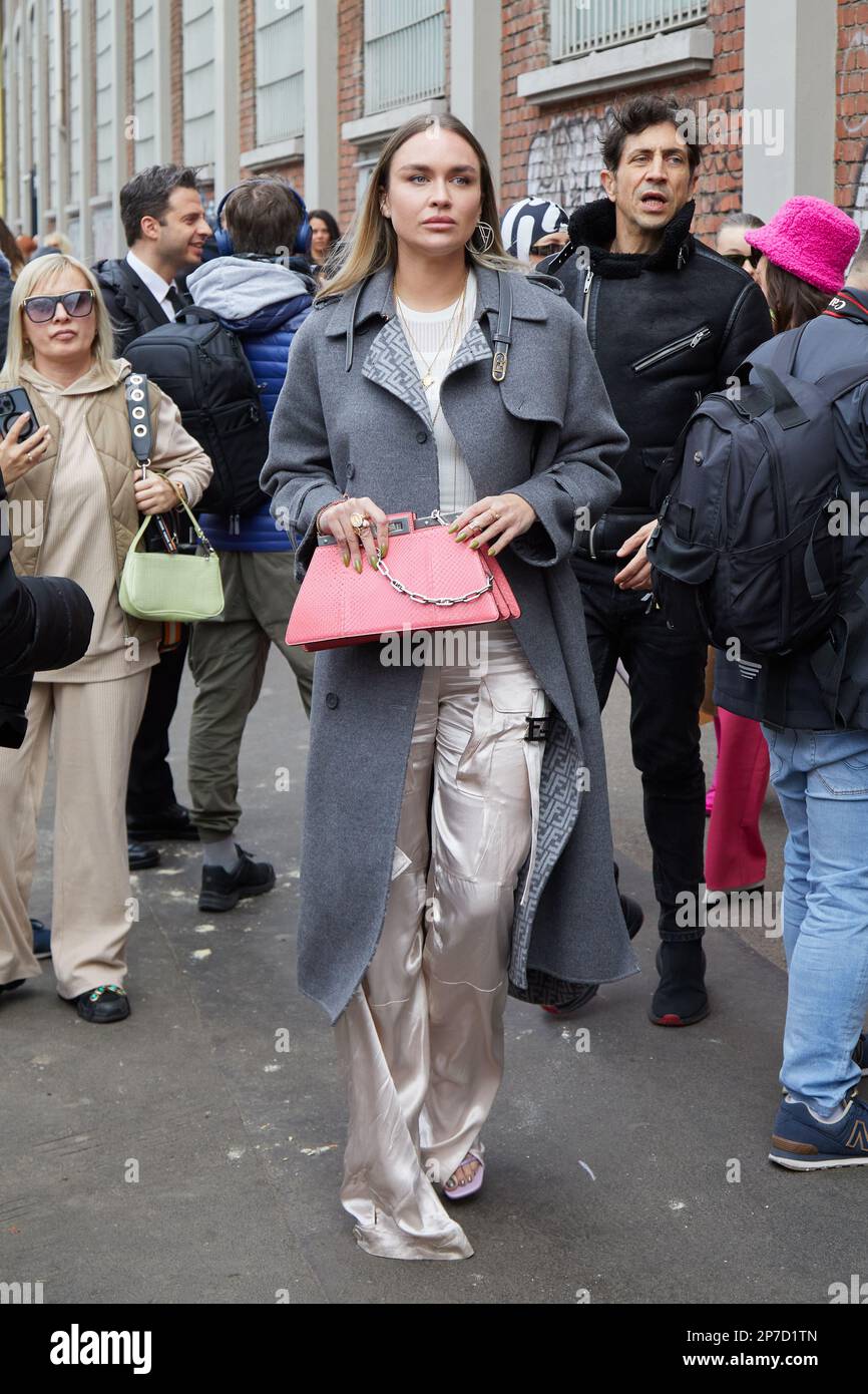 MILÁN, ITALIA - 22 DE FEBRERO de 2023: Nina Suess con bolso Fedi de cuero rosa y abrigo gris antes del desfile de Fendi, estilo callejero de la Semana de la Moda de Milán Foto de stock