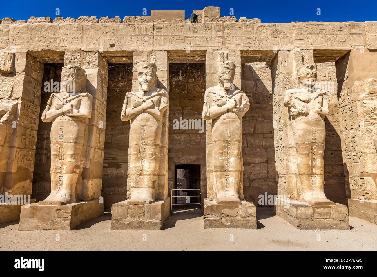Estatuas de Ramsés frente al templo de Karnak, Luxor Egipto Foto de stock